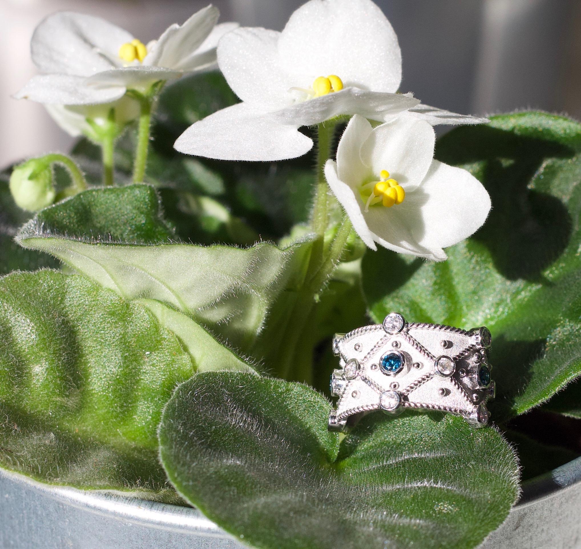 Anello a fascia larga con diamante blu bianco di Georgios Collections in oro bianco 18 carati in vendita 1