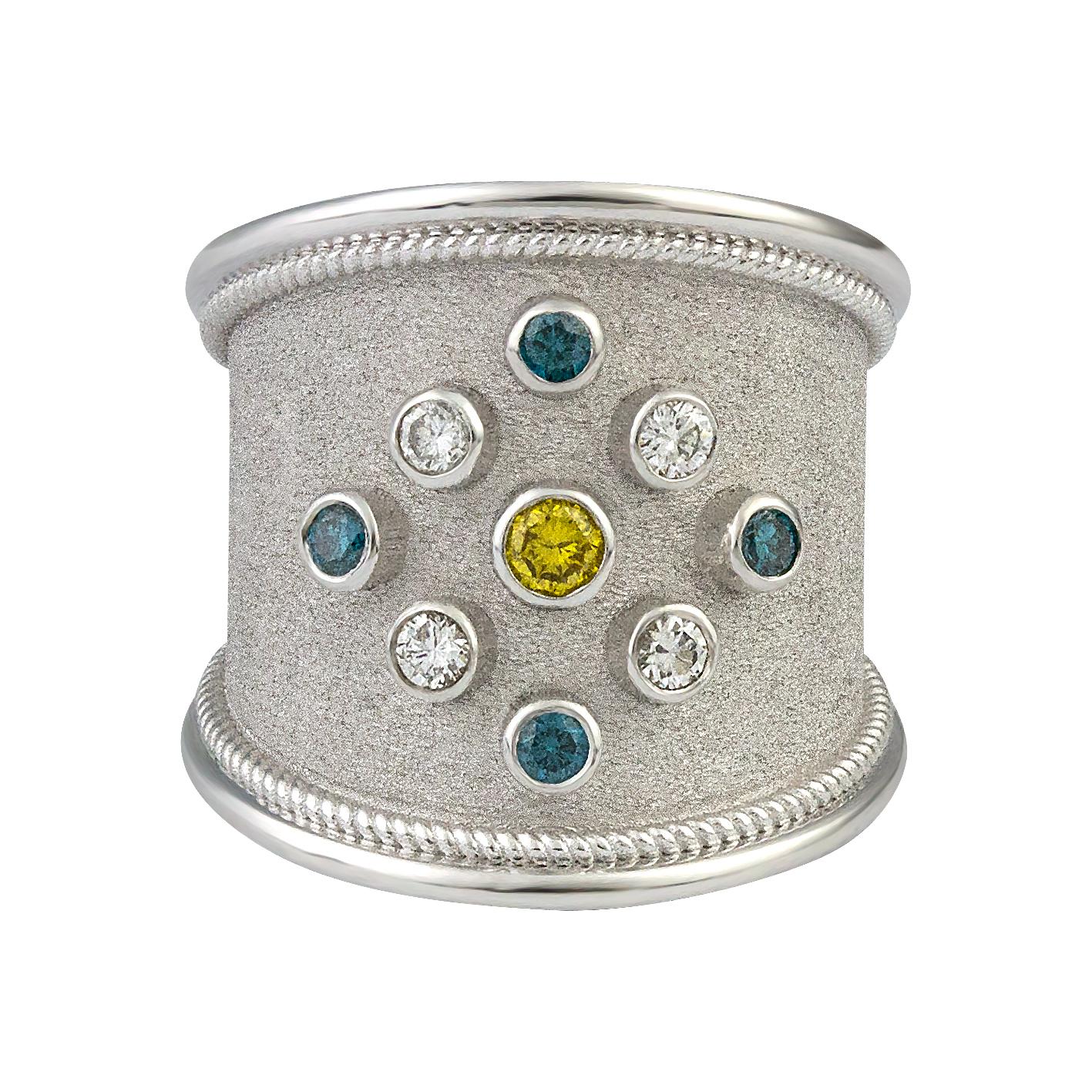 Unique S.Georgios designer 18 Karat Solid White Gold Thick Band Ring tout fait à la main avec un travail byzantin et un fond de velours magnifique fait tout sous un microscope. Cette magnifique bague comporte 4 diamants bleus taillés en brillant