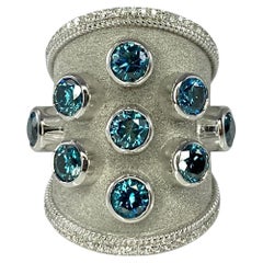 Georgios Collections, bague large en or blanc 18 carats avec diamants bleus et blancs