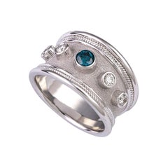 Georgios Collections: 18 Karat Weißgold Bandring mit blauem und weißem Diamanten in der Mitte