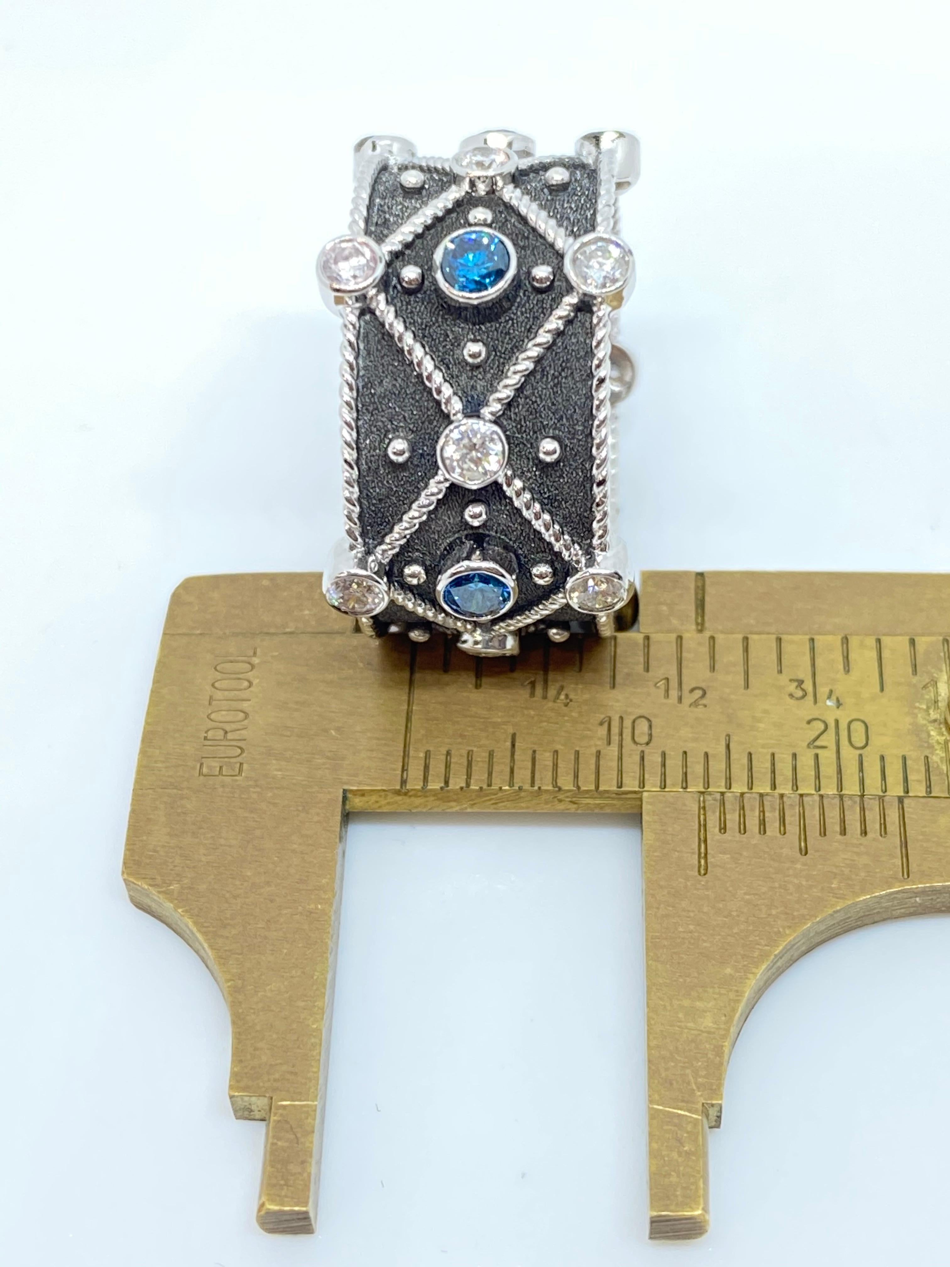 Georgios Collections Bague à anneau bicolore en or blanc 18 carats et diamants bleus et blancs en vente 5