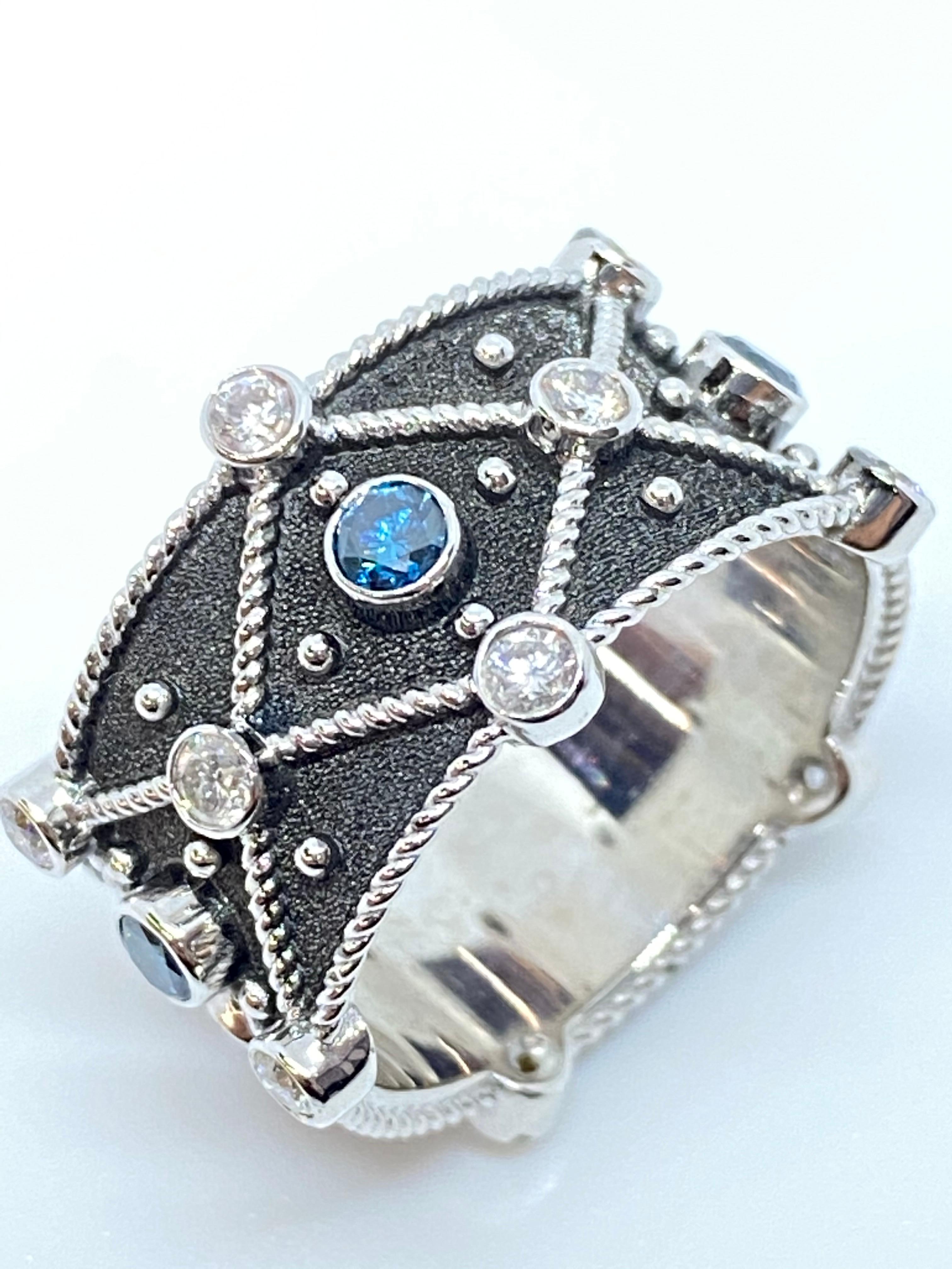 Georgios Collections Bague à anneau bicolore en or blanc 18 carats et diamants bleus et blancs en vente 7