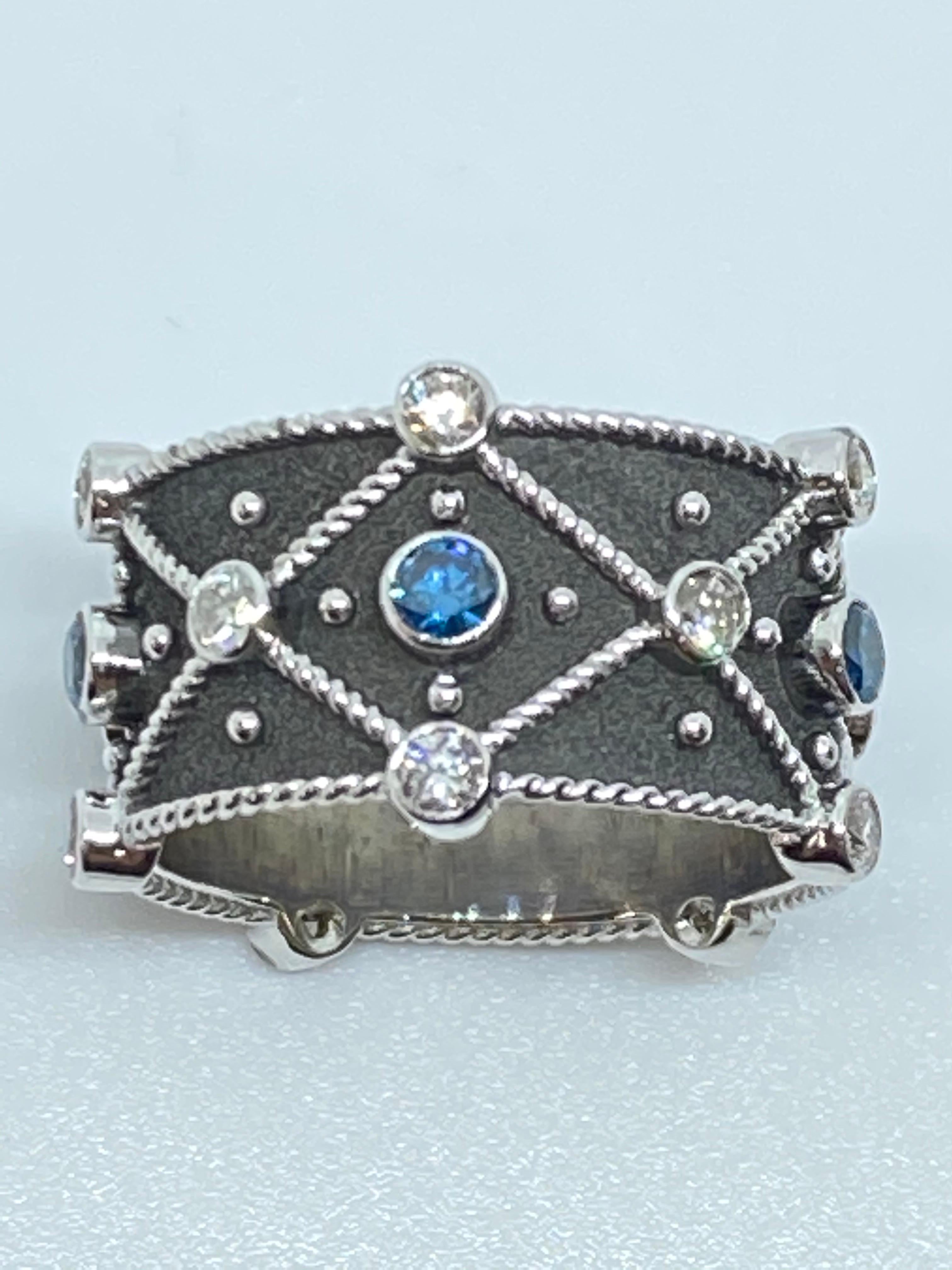 Taille ronde Georgios Collections Bague à anneau bicolore en or blanc 18 carats et diamants bleus et blancs en vente