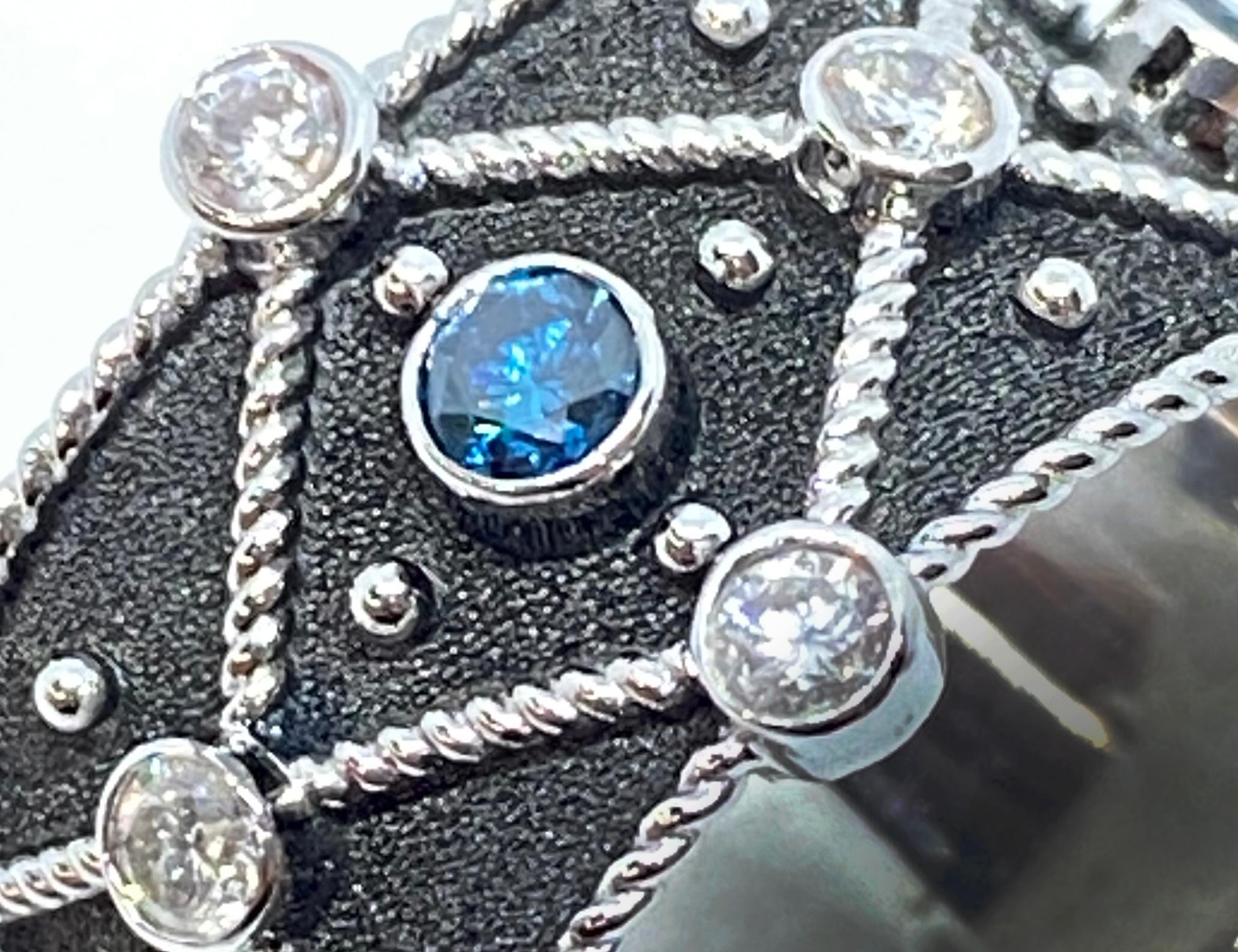 Georgios Collections Bague à anneau bicolore en or blanc 18 carats et diamants bleus et blancs en vente 1