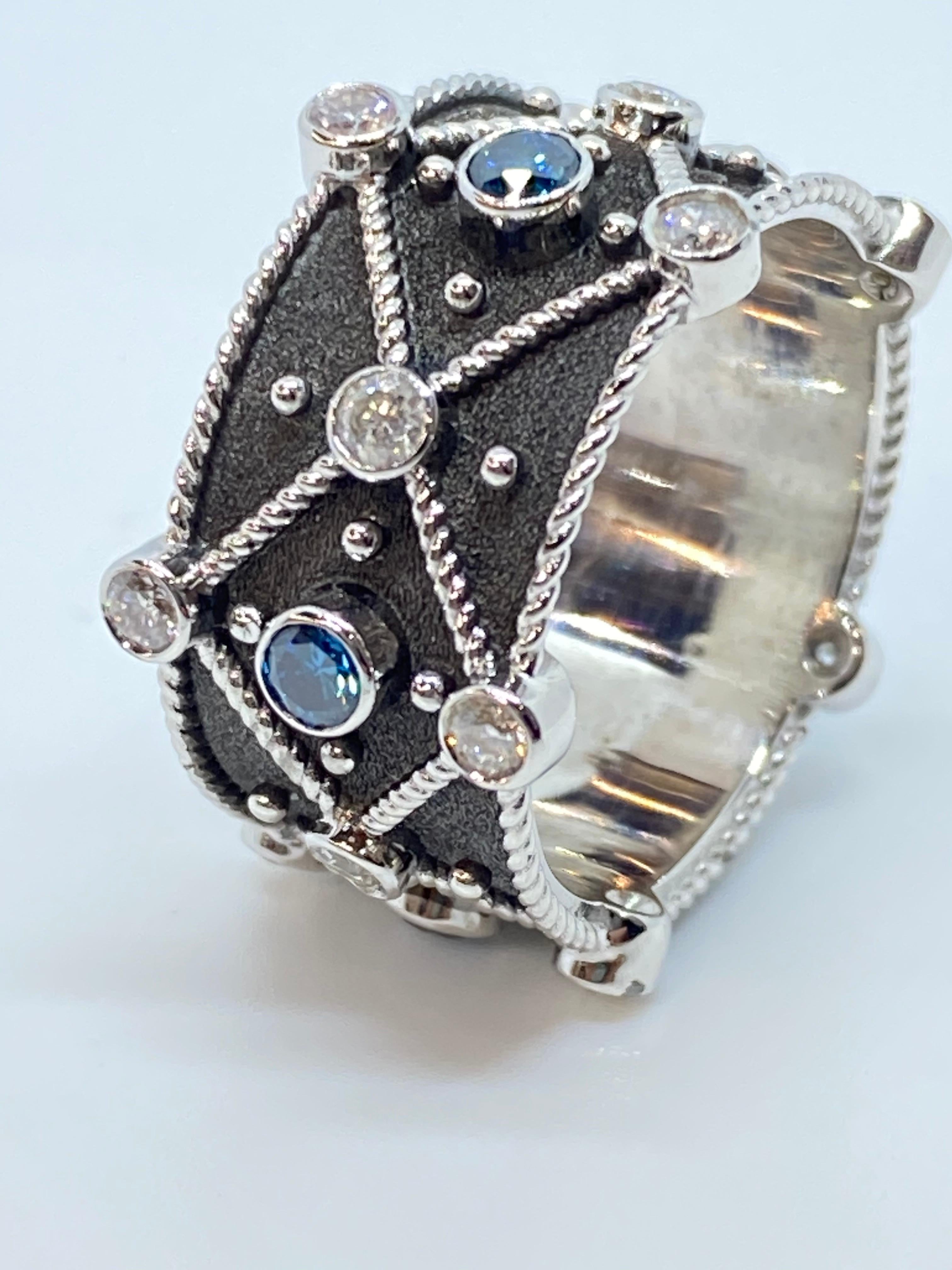 Georgios Collections Bague à anneau bicolore en or blanc 18 carats et diamants bleus et blancs en vente 3
