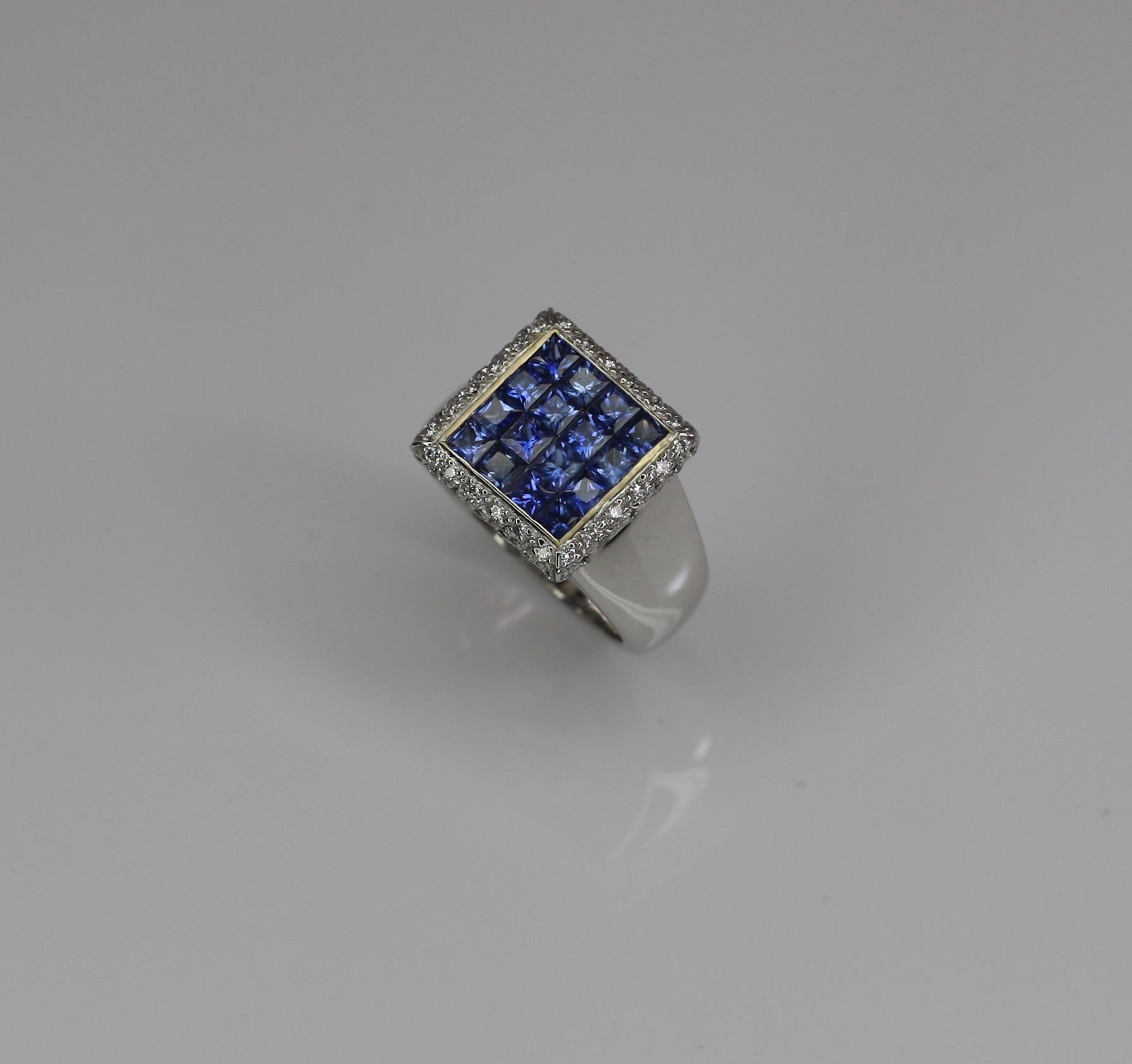 Bague en saphir bleu du designer S.Georgios, sertie de manière invisible, réalisée en or blanc 18 carats. Sa table est sertie de 16 saphirs bleus invisibles de qualité supérieure, taille princesse, d'un poids total de 2,30 carats, et encadrée de