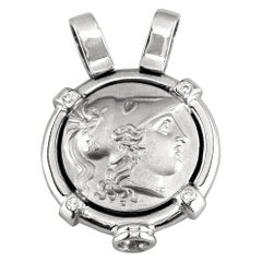 Collana con ciondolo a forma di moneta in oro bianco 18 carati di Atena di Georgios Collections
