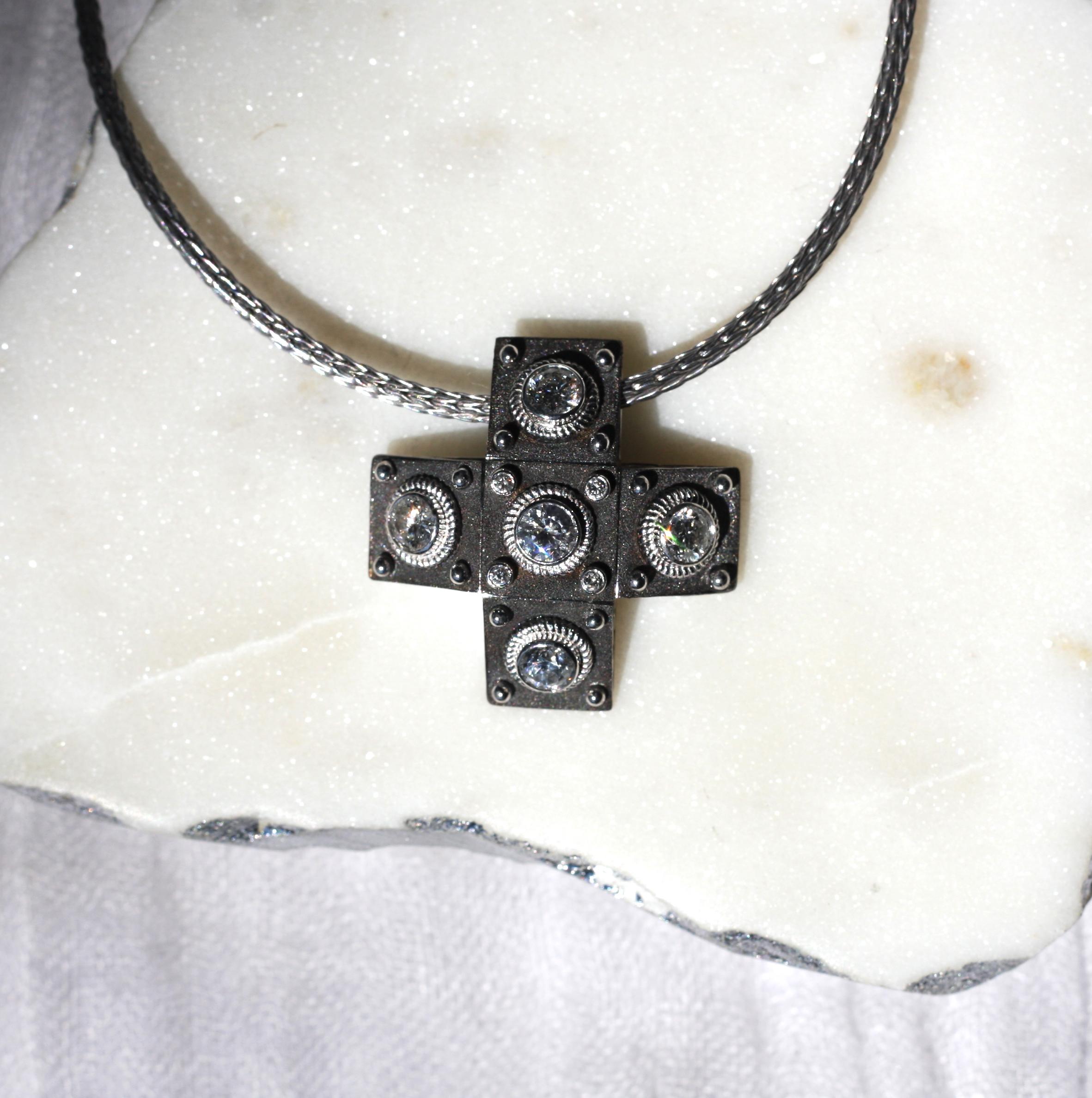 The Collective Collier en or blanc 18 carats avec croix en diamant et corde en vente 8