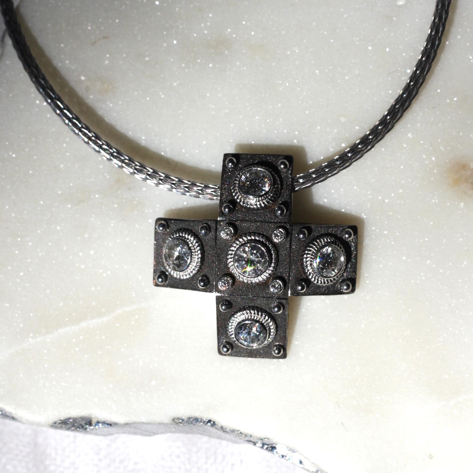Byzantin The Collective Collier en or blanc 18 carats avec croix en diamant et corde en vente