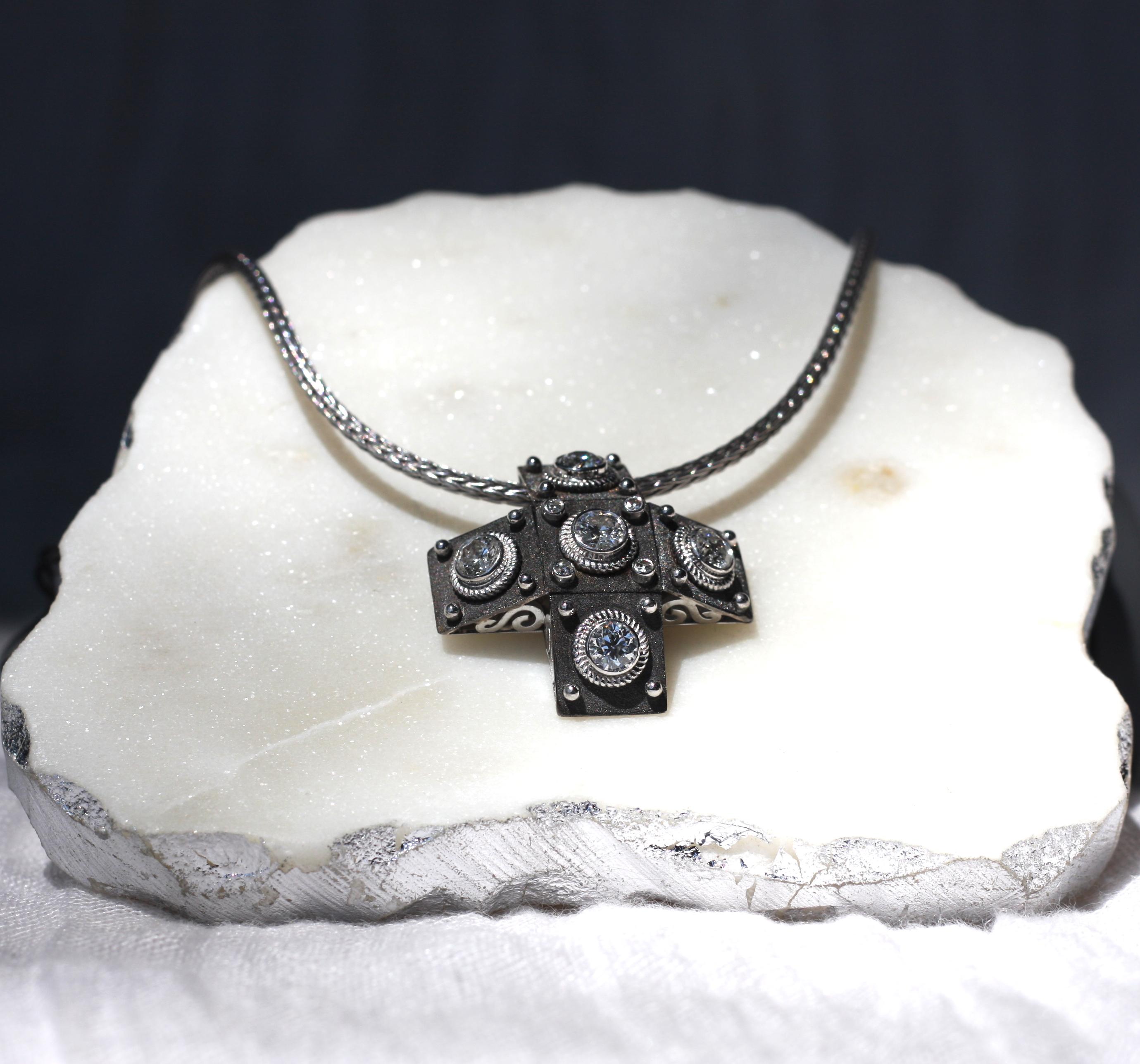Collana Georgios Collections con croce di diamanti e corda in oro bianco 18 carati in vendita 1