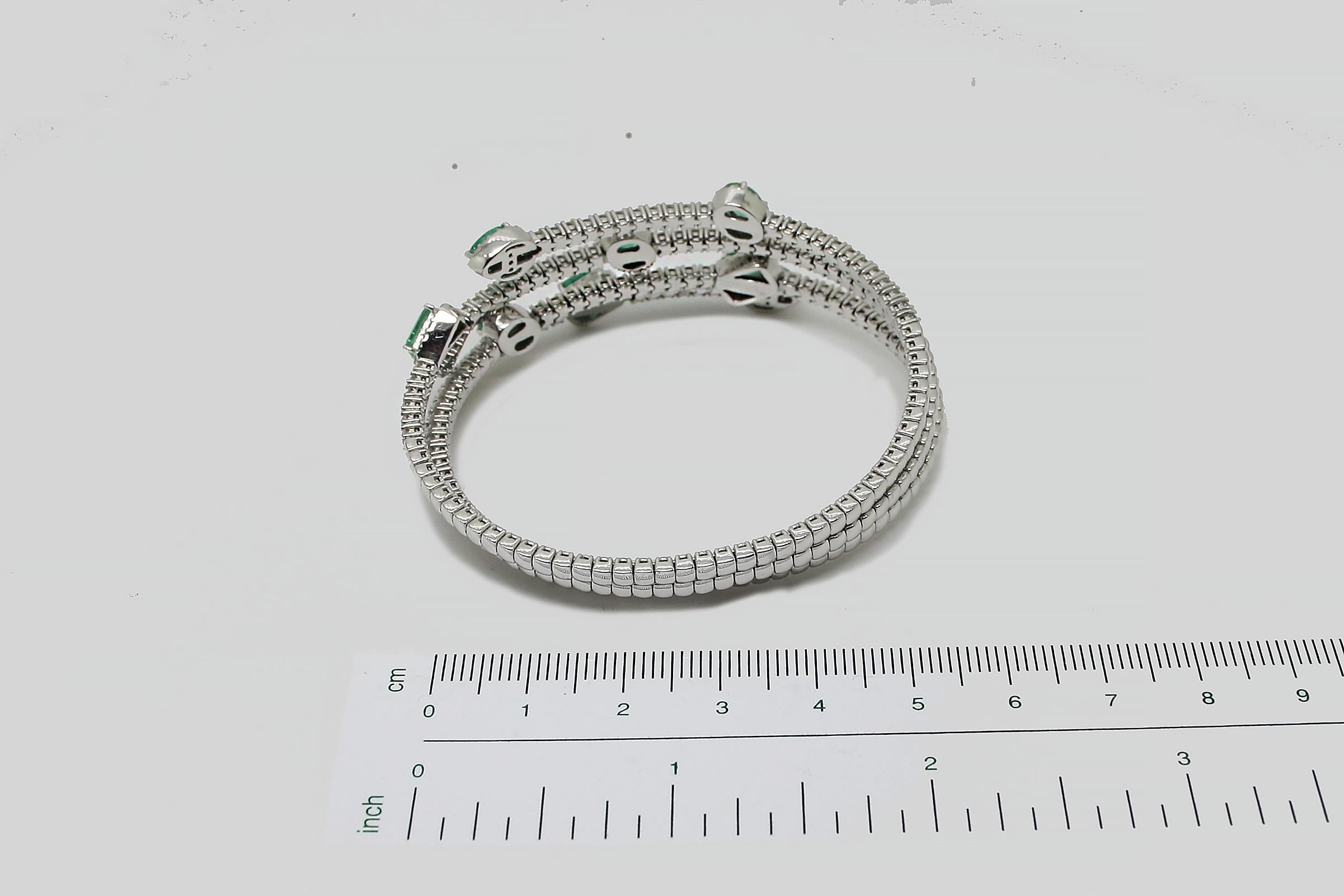 Georgios Collections Pulsera Puño Ancho Oro Blanco 18 Kilates Diamante Esmeralda Envolvente en venta 2
