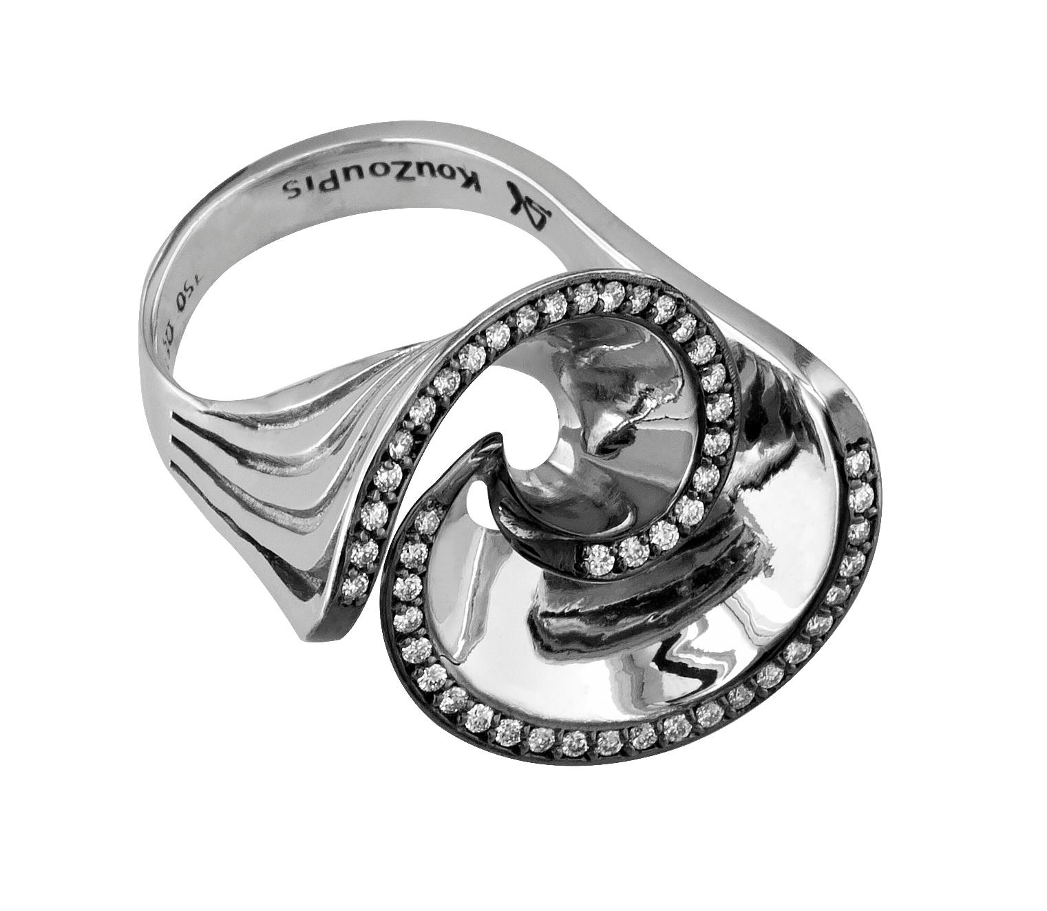 S.Georgios Designer-Ring aus 18 Karat Weißgold wird von Hand gefertigt. Dieses wunderschöne, einzigartige Kunstwerk verfügt über 49 weiße Diamanten im Brillantschliff mit einem Gesamtgewicht von 0,43 Karat. Wir haben die Diamanten mit schwarzem
