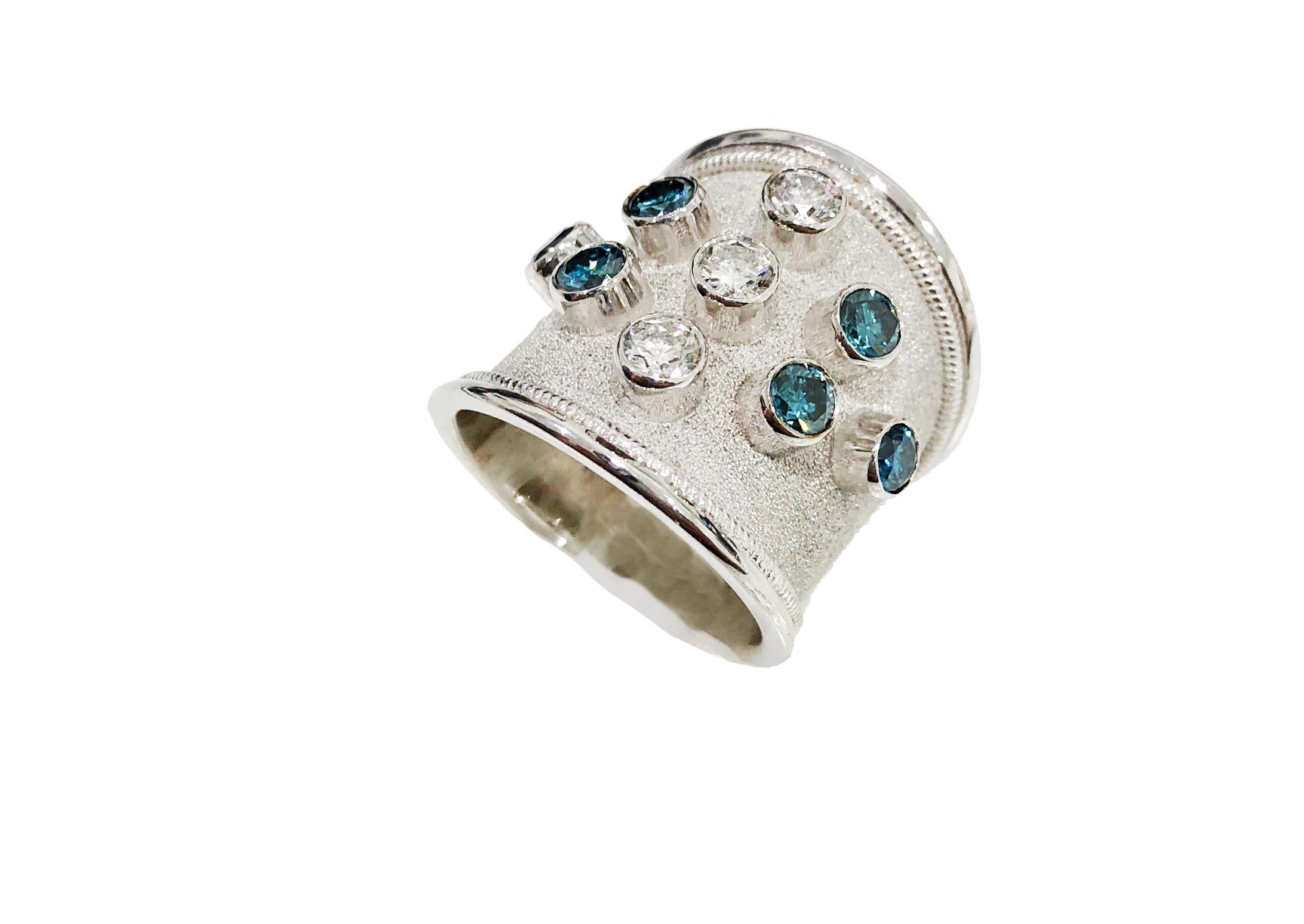 Georgios Collections Bague à large anneau en or blanc 18 carats avec diamants bleus et blancs en vente 1