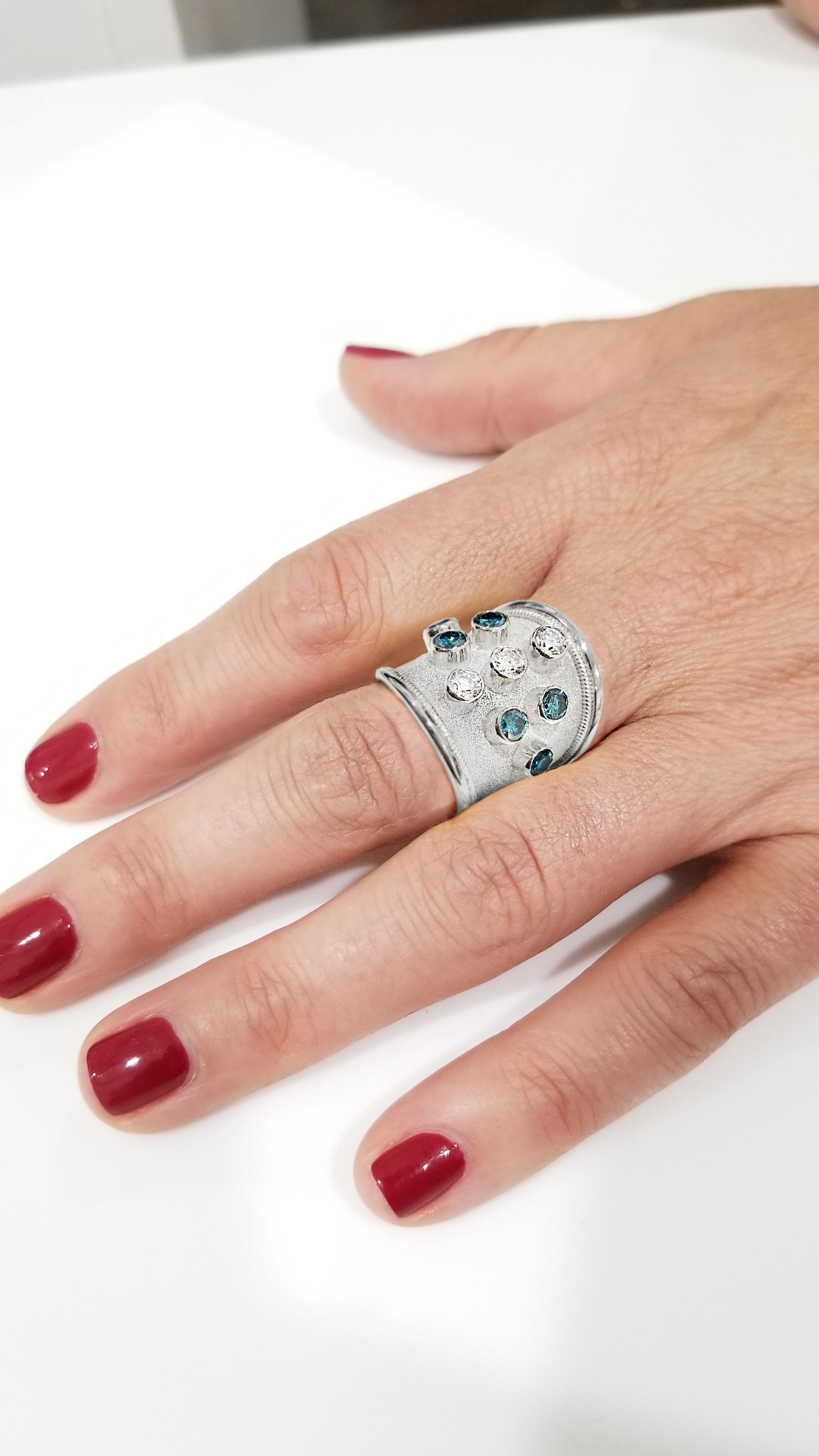 Taille ronde Georgios Collections Bague à large anneau en or blanc 18 carats avec diamants bleus et blancs en vente