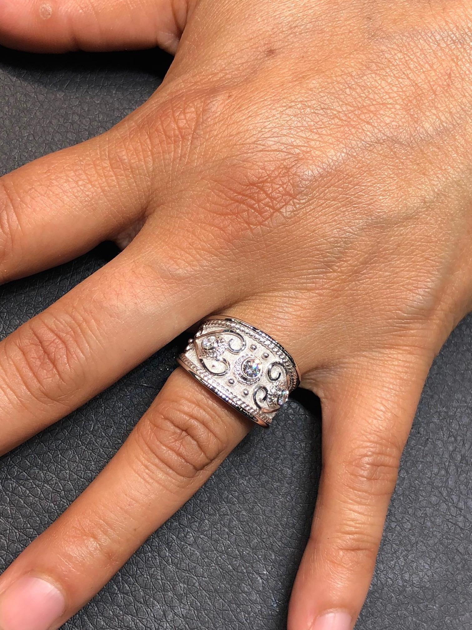 Georgios Kollektionen 18 Karat Weißgold Diamant-Ring mit breiter Granulation (Rundschliff) im Angebot