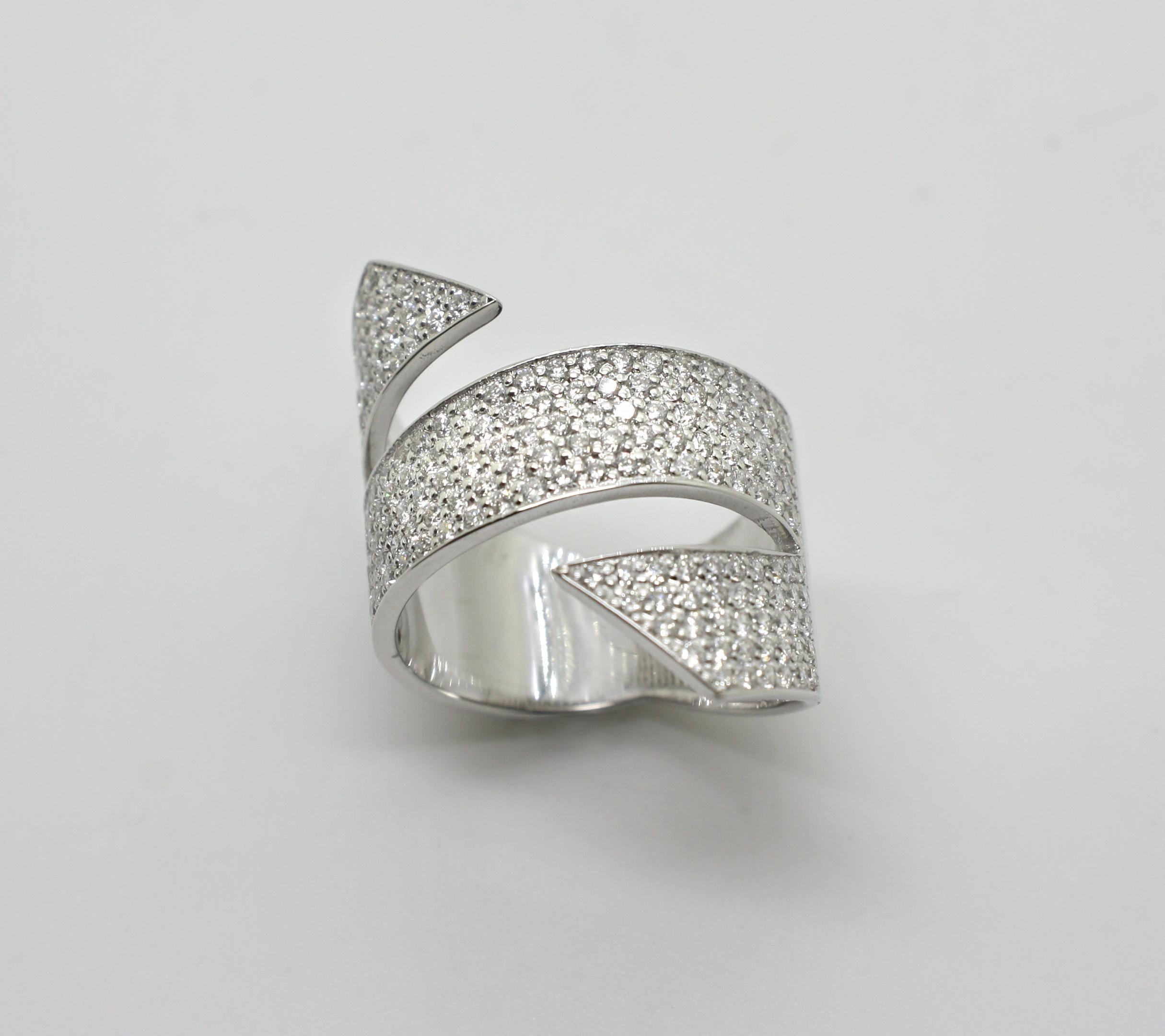 La bague à large anneau en or blanc 18 carats et diamants du designer S.Georgios est entièrement réalisée à la main dans un design unique en spirale. Le large anneau est orné de diamants blancs taille brillant d'un poids total de 1,50 carat, ce qui