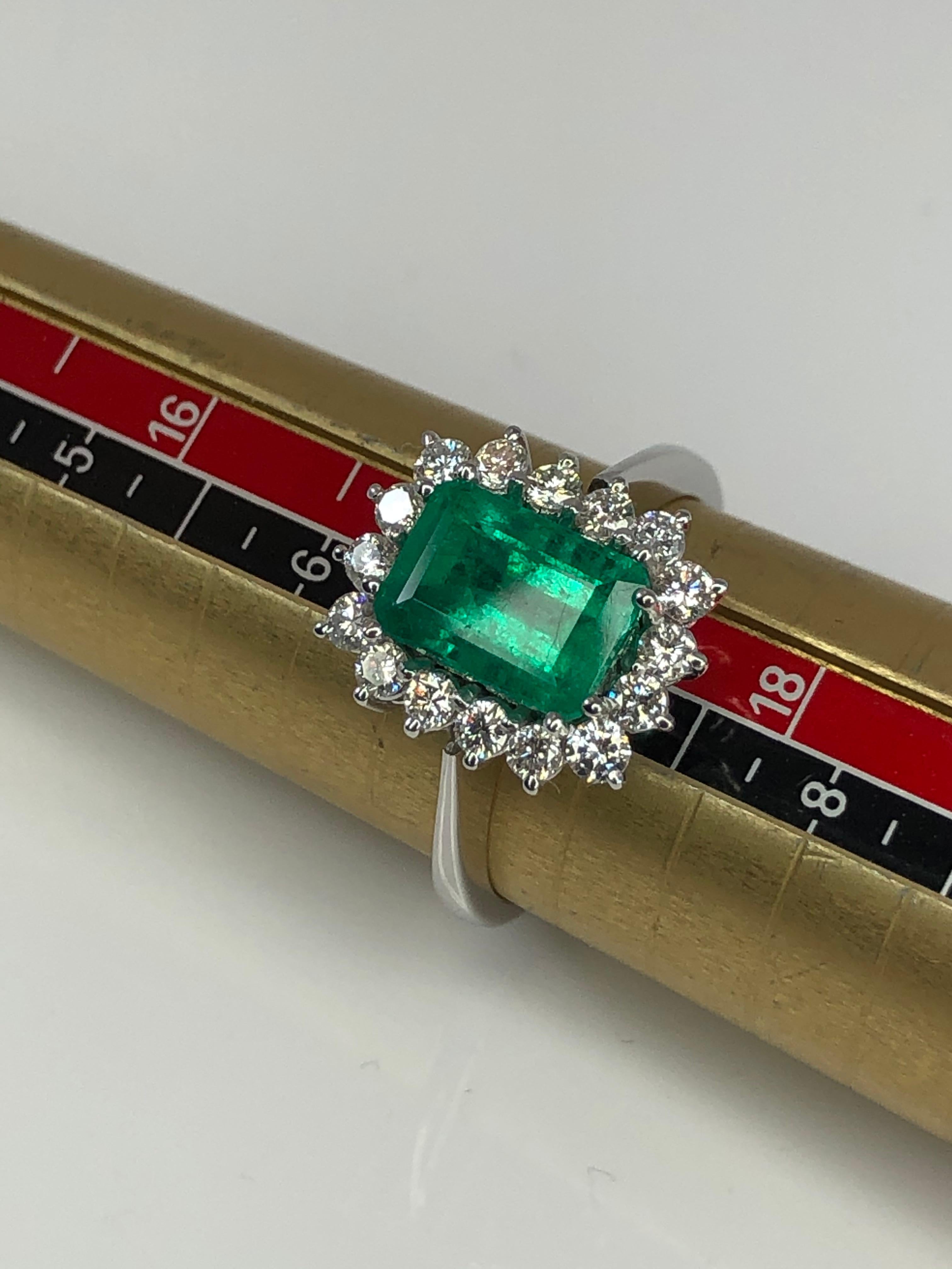 Georgios Collections Ring aus 18 Karat Weißgold mit Smaragd im Smaragdschliff und Diamant im Angebot 3