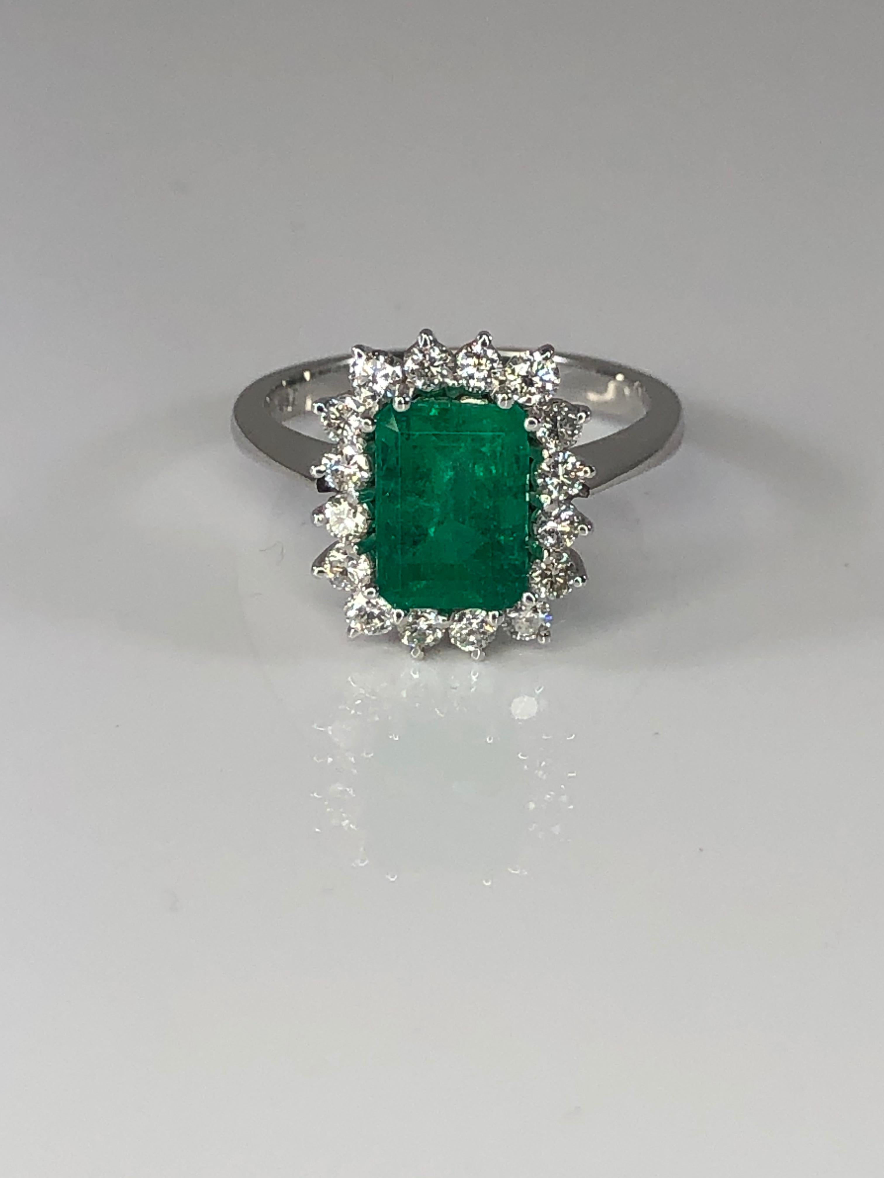 Georgios Collections Ring aus 18 Karat Weißgold mit Smaragd im Smaragdschliff und Diamant (Zeitgenössisch) im Angebot