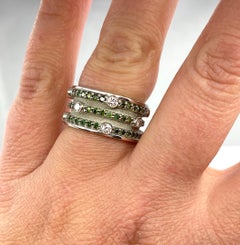 Anello a fascia con diamante verde e bianco Georgios Collections in oro bianco 18 carati