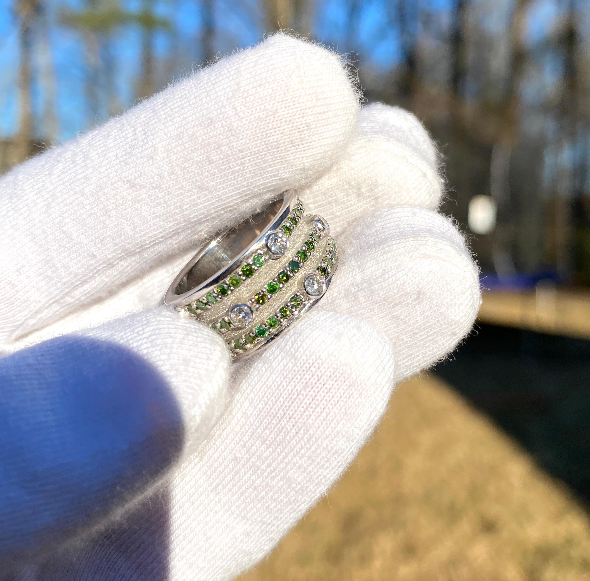 Georgios Kollektionen Ring aus 18 Karat Weißgold mit grünen und weißen Diamanten (Rundschliff) im Angebot