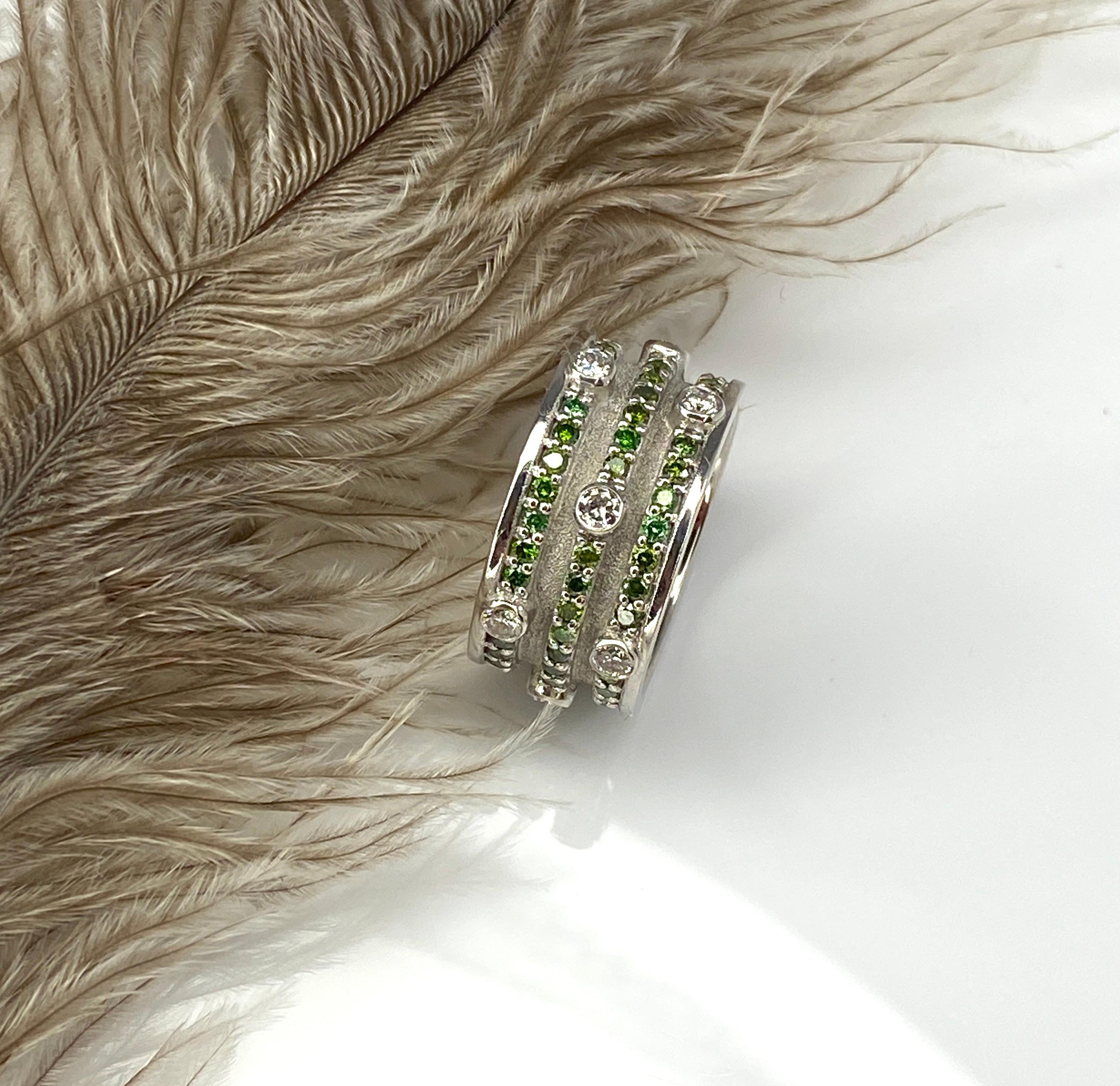Georgios Kollektionen Ring aus 18 Karat Weißgold mit grünen und weißen Diamanten im Angebot 3