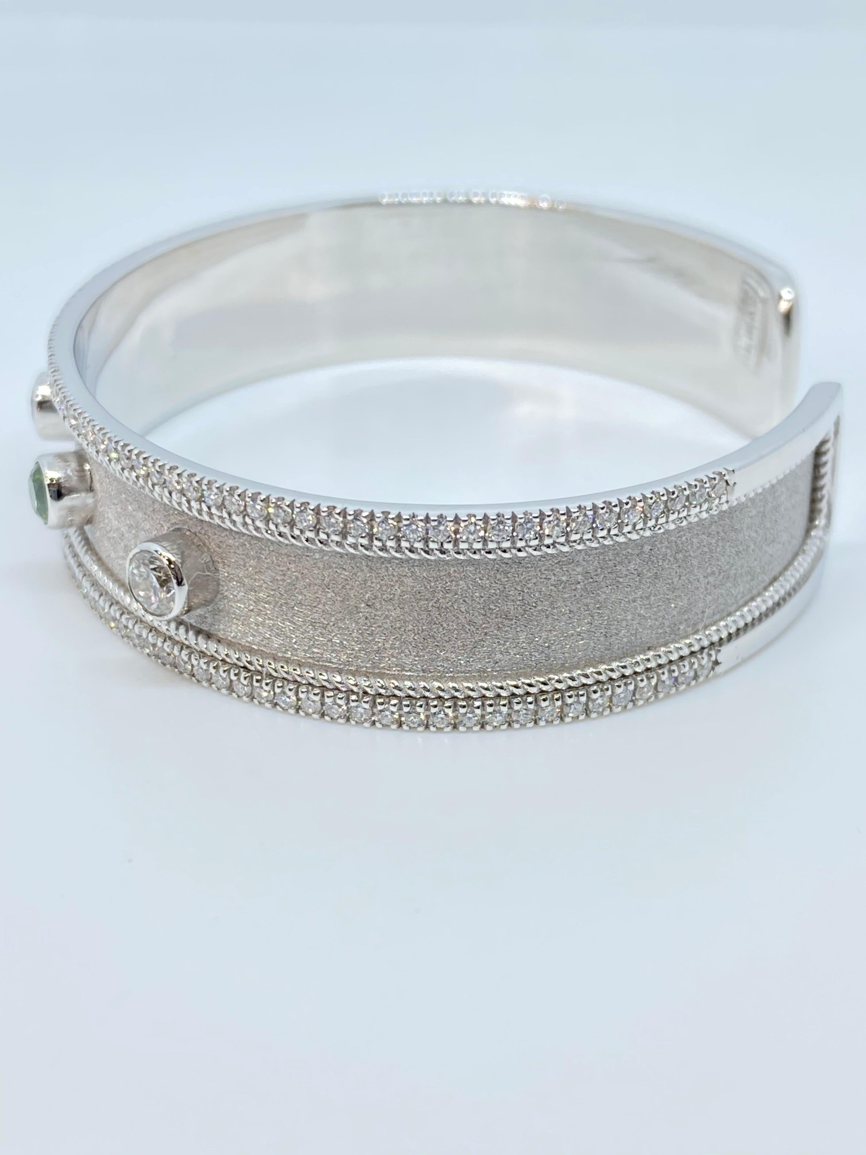 Georgios Collections Pulsera de oro blanco de 18 quilates con diamantes multicolor en venta 10