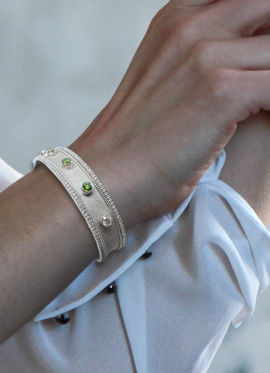 Georgios Collections Pulsera de oro blanco de 18 quilates con diamantes multicolor Contemporáneo en venta