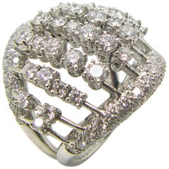 Anello a cupola larga con diamanti sciolti multipli in oro bianco 18 carati Georgios Collections