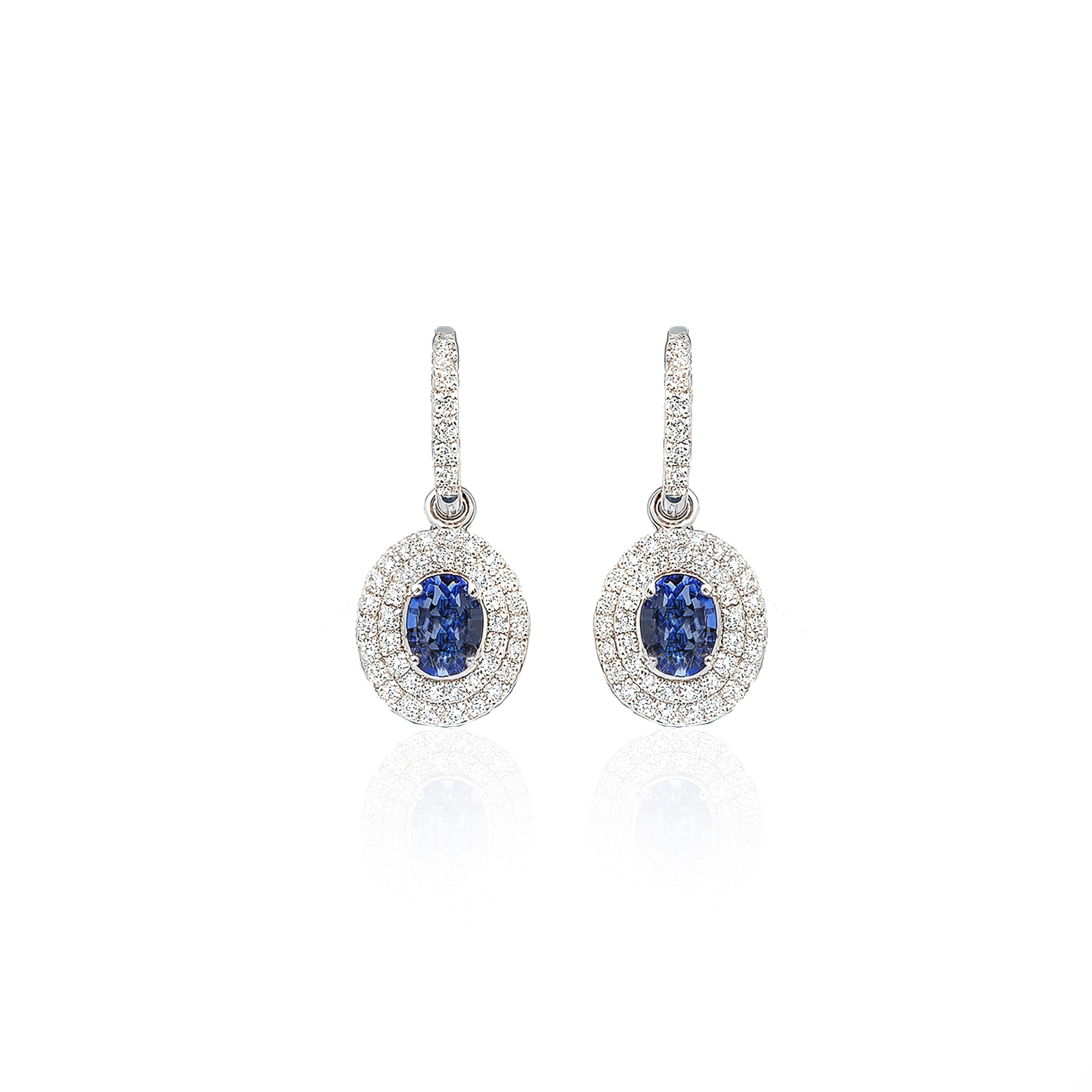 Ces exquises longues boucles d'oreilles en or blanc 18 carats à saphir ovale de Georgios Collections sont un mélange sophistiqué d'élégance et de modernité. Elles présentent une paire de saphirs de 4,86 carats de taille ovale et sont ornées d'un