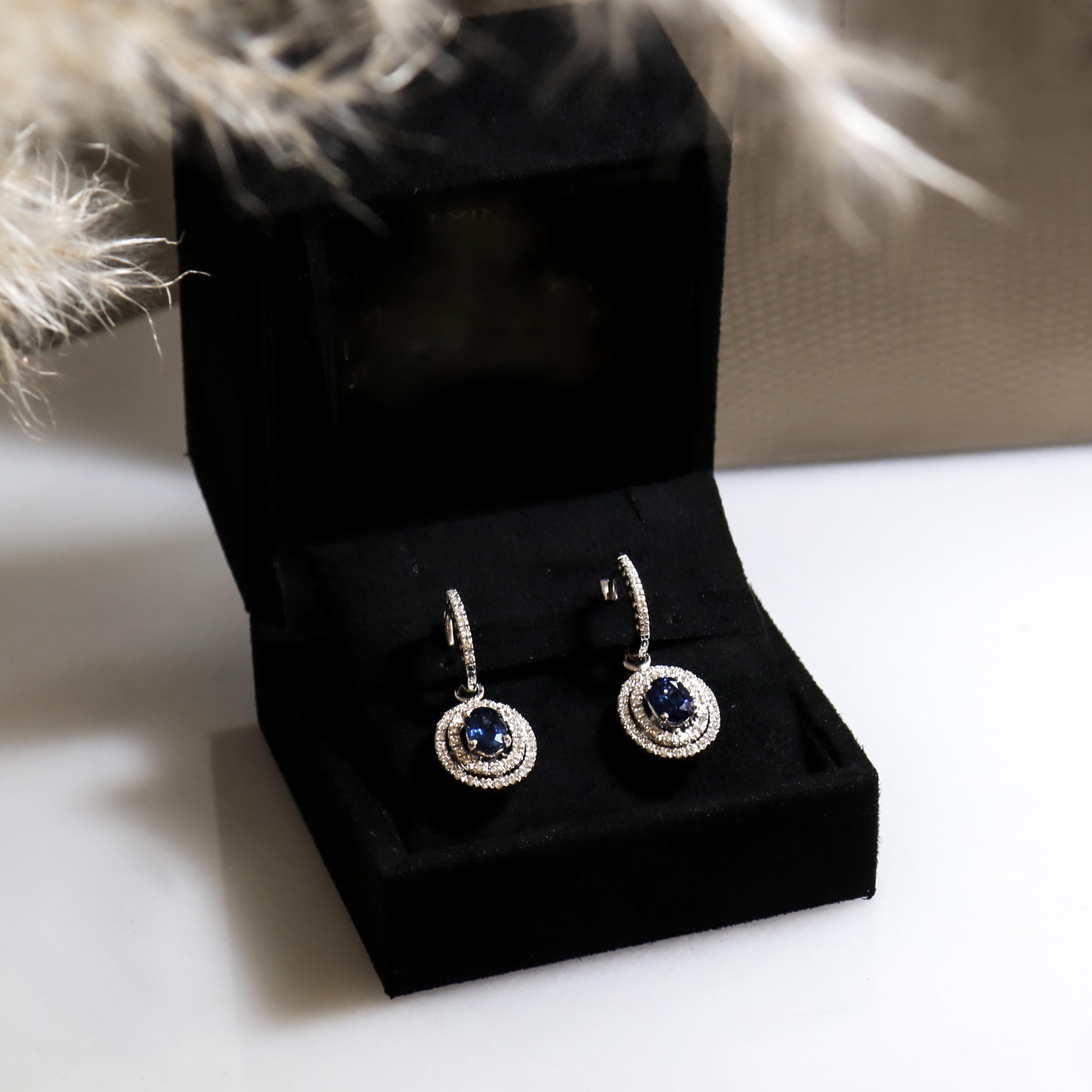 Taille ovale Georgios Collections Boucles d'oreilles en or blanc 18 carats avec saphirs ovales et diamants en vente