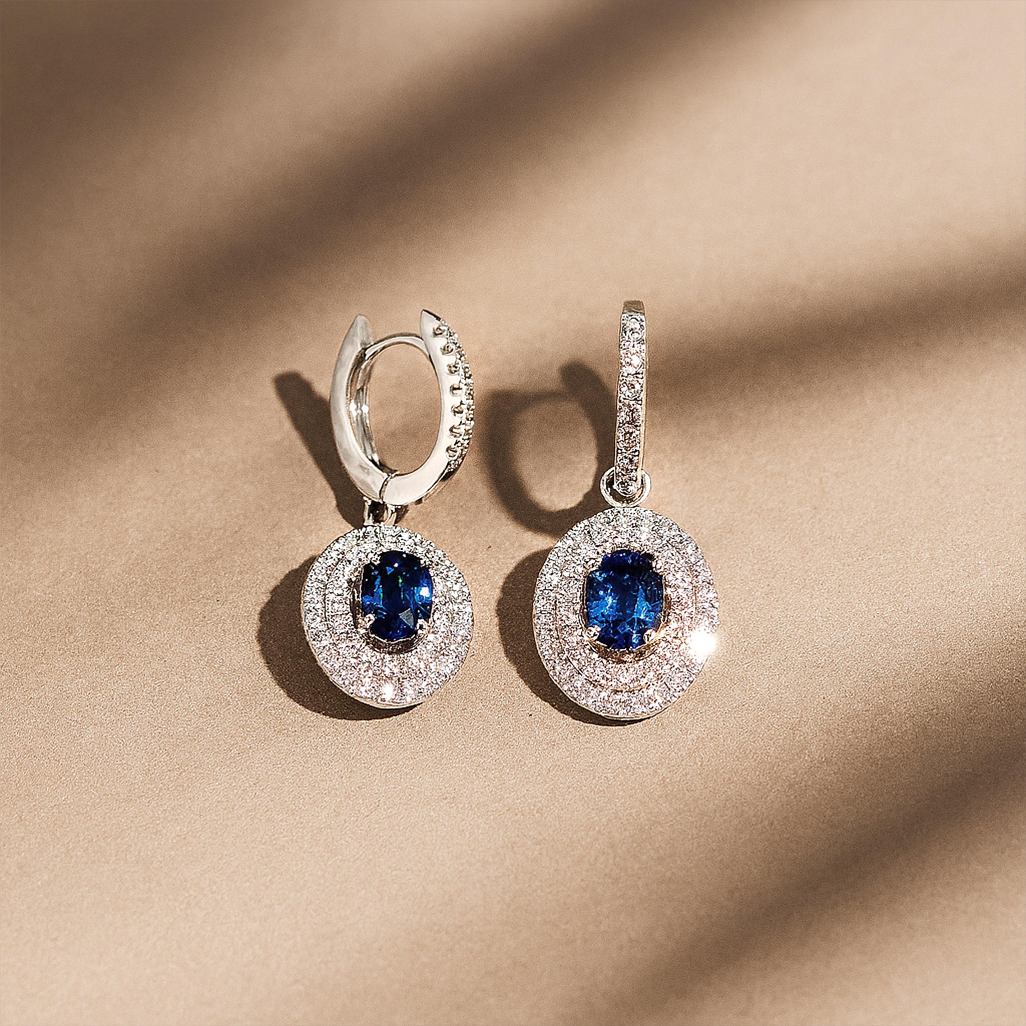Georgios Collections Boucles d'oreilles en or blanc 18 carats avec saphirs ovales et diamants Pour femmes en vente