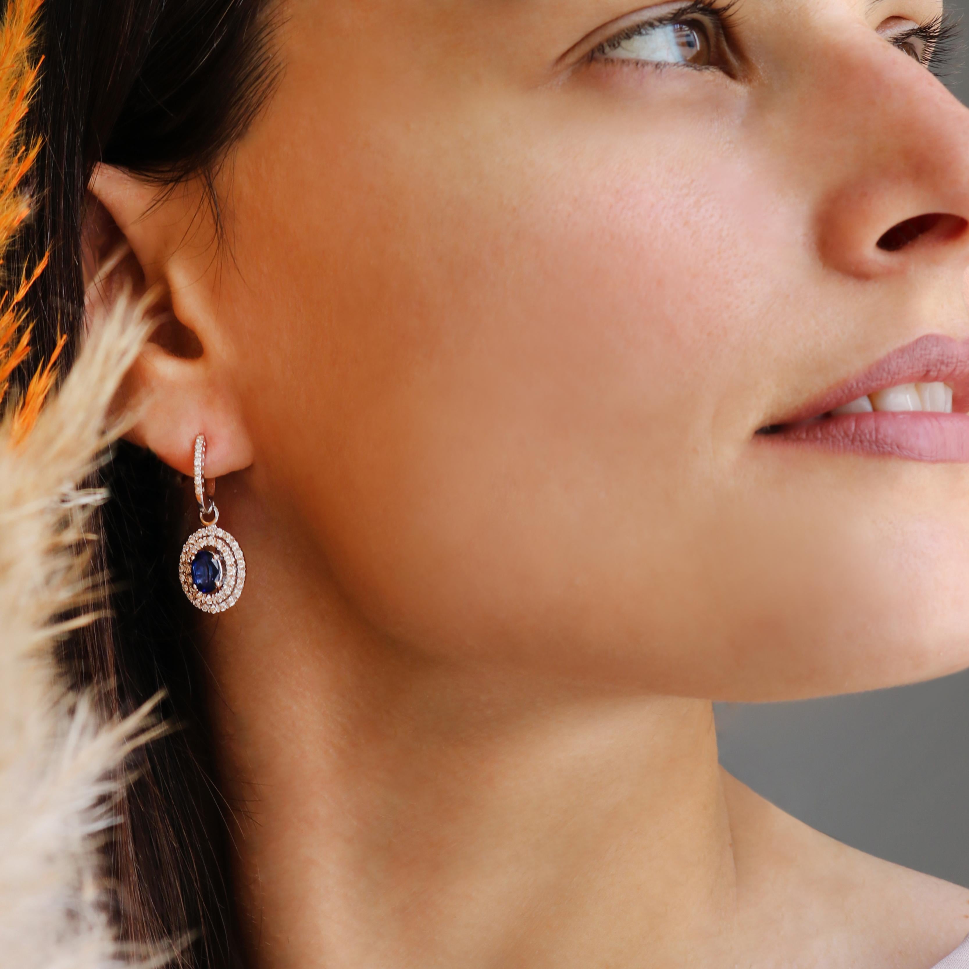 Georgios Collections Boucles d'oreilles en or blanc 18 carats avec saphirs ovales et diamants en vente 2