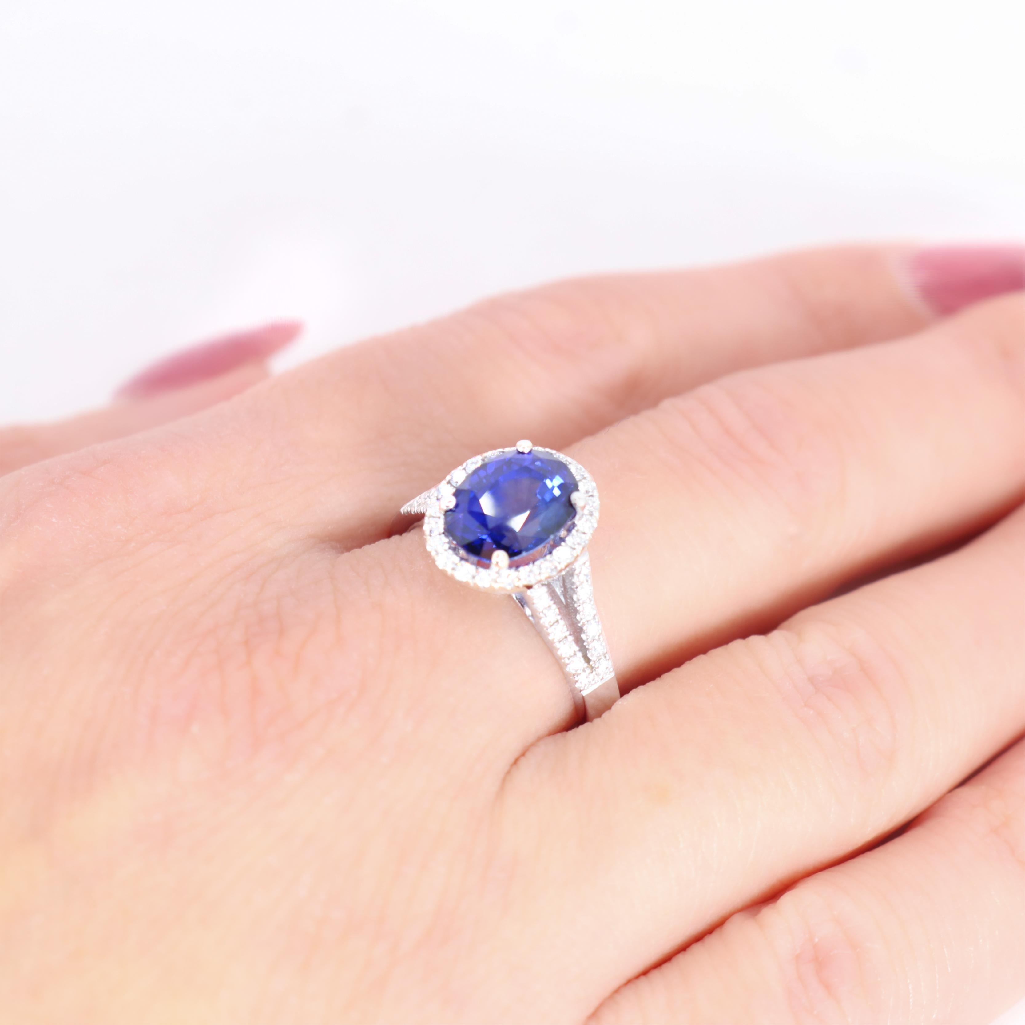 Georgios Collections 18 Karat White Gold Oval Sapphire Ring with Diamonds im Angebot 1