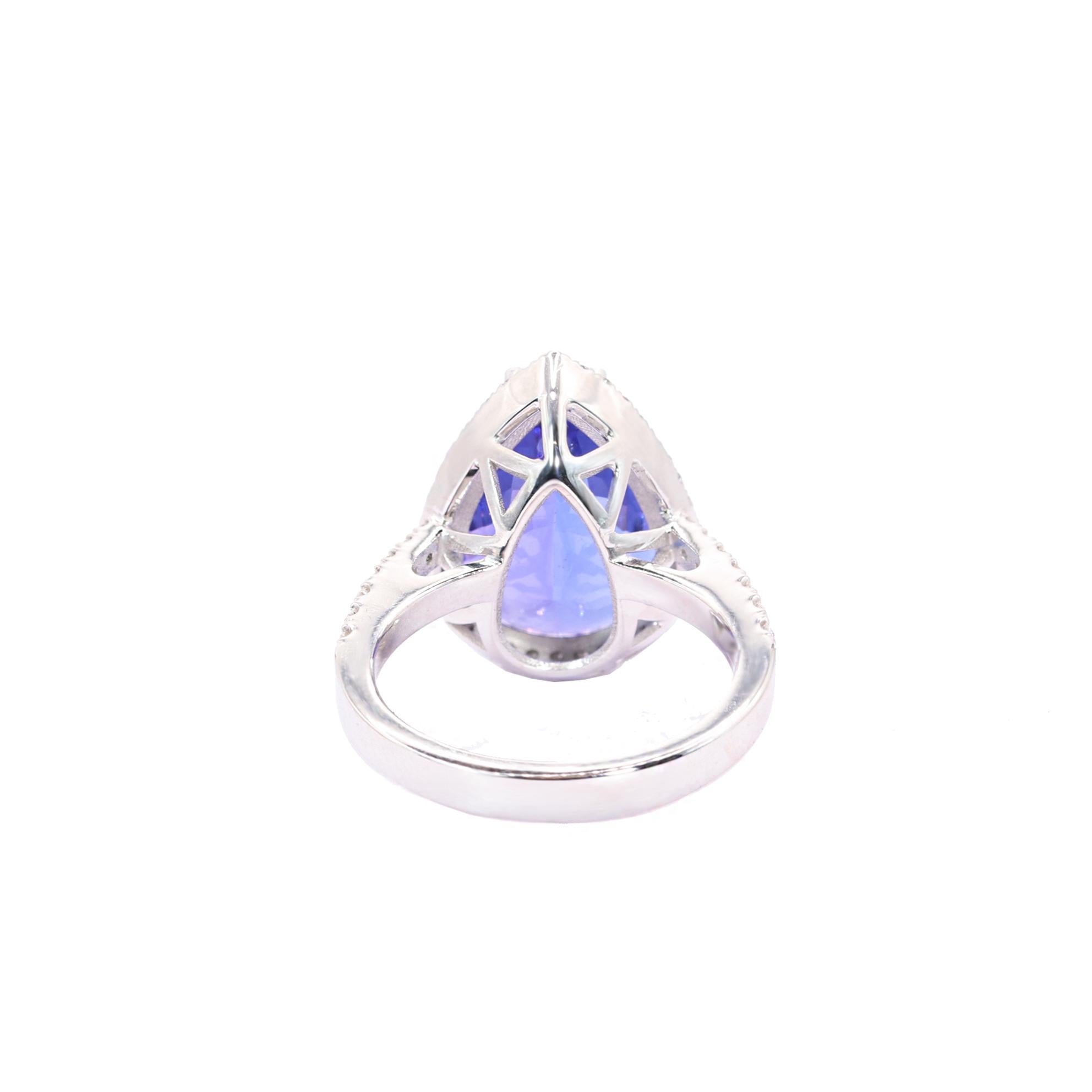 Taglio a goccia Anello con tanzanite a pera e diamanti in oro bianco 18 carati Georgios Collections in vendita