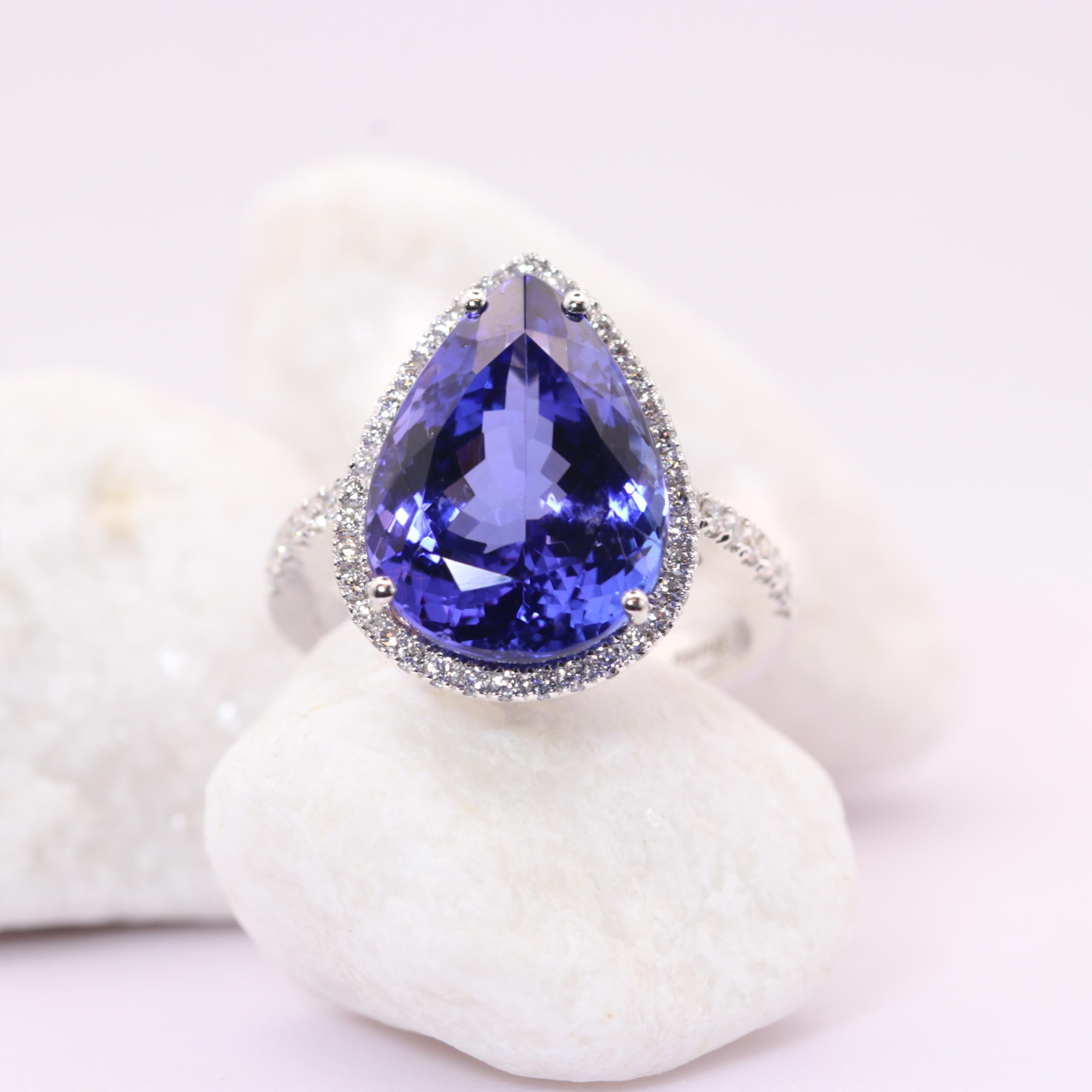 Donna Anello con tanzanite a pera e diamanti in oro bianco 18 carati Georgios Collections in vendita