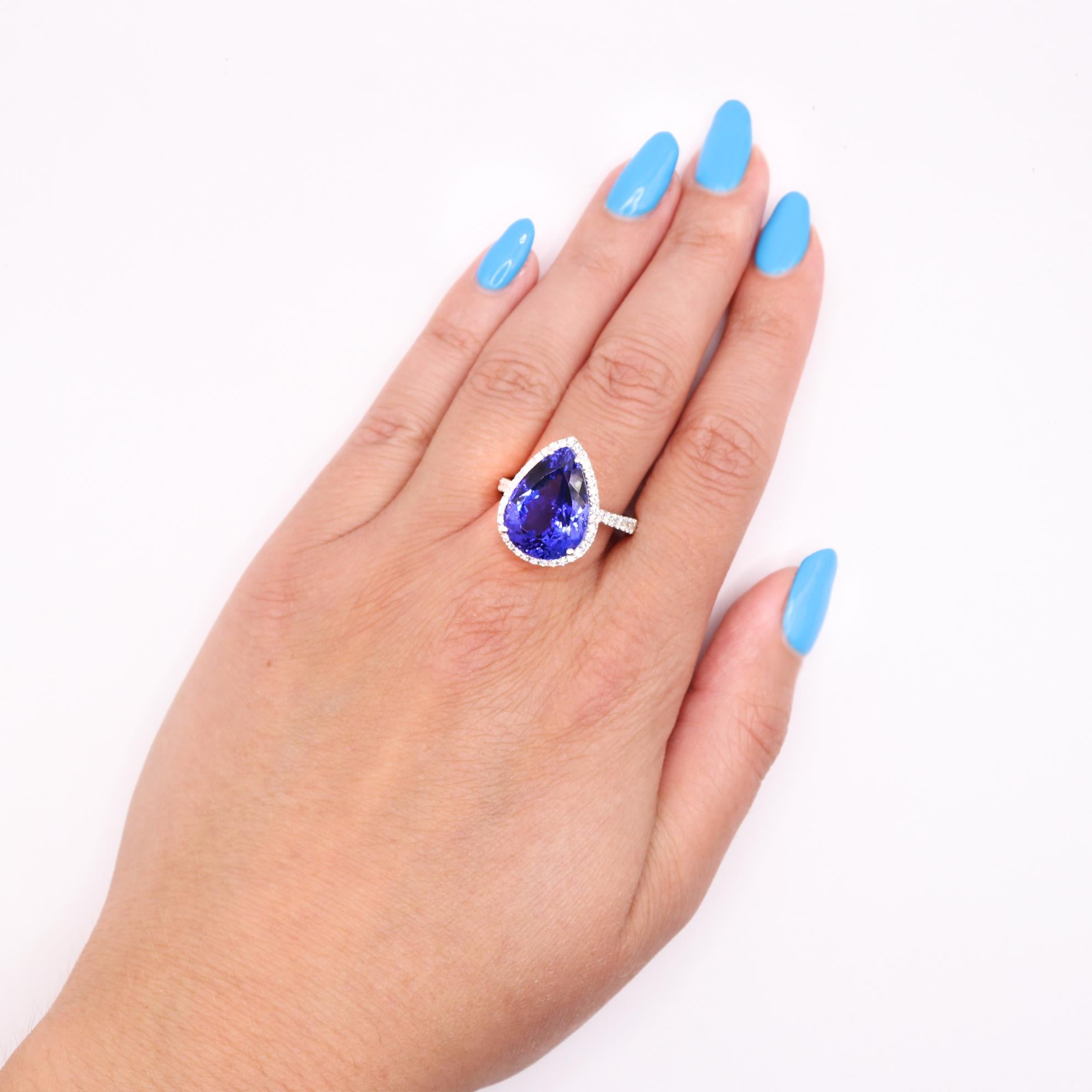 Anello con tanzanite a pera e diamanti in oro bianco 18 carati Georgios Collections in vendita 2