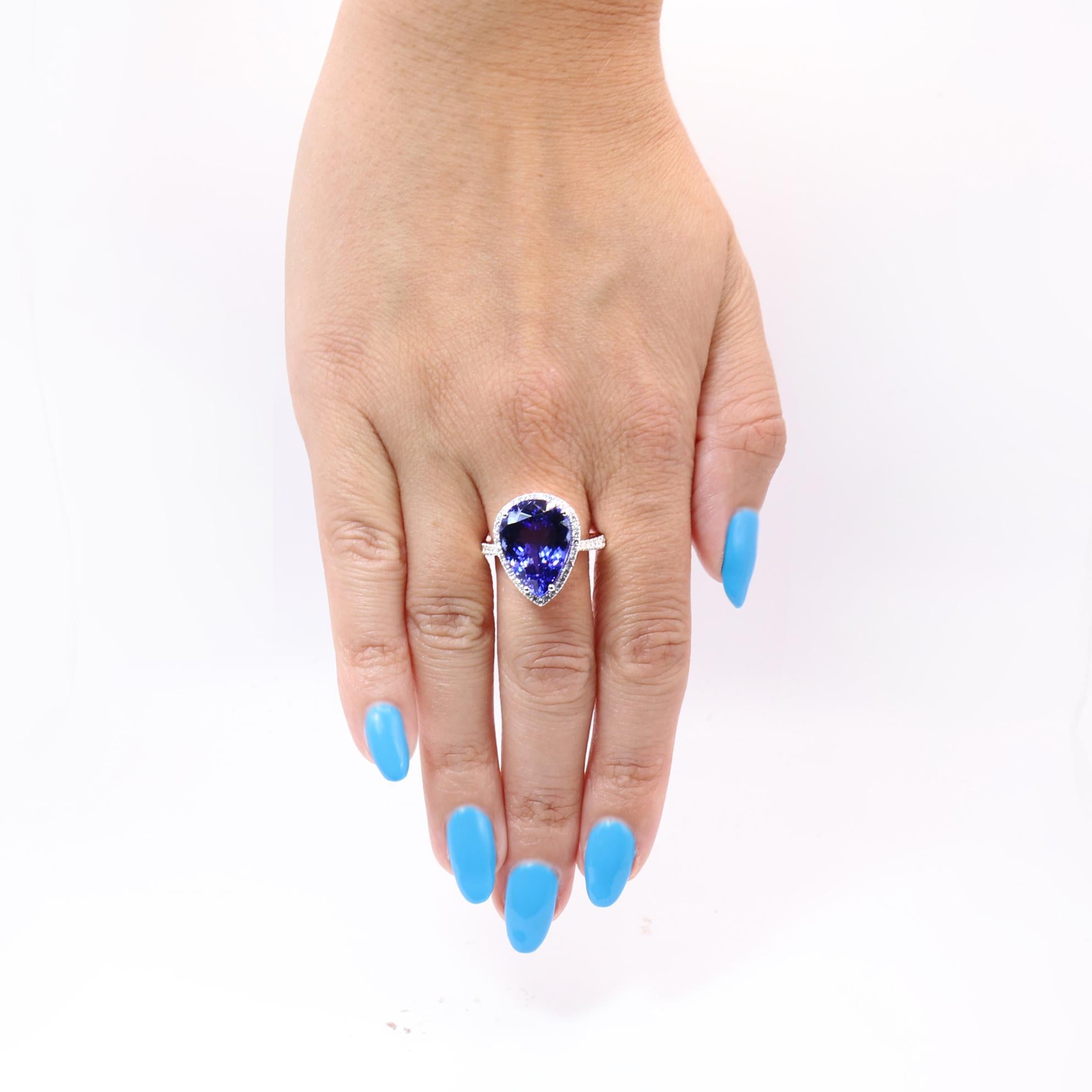 Anello con tanzanite a pera e diamanti in oro bianco 18 carati Georgios Collections in vendita 3