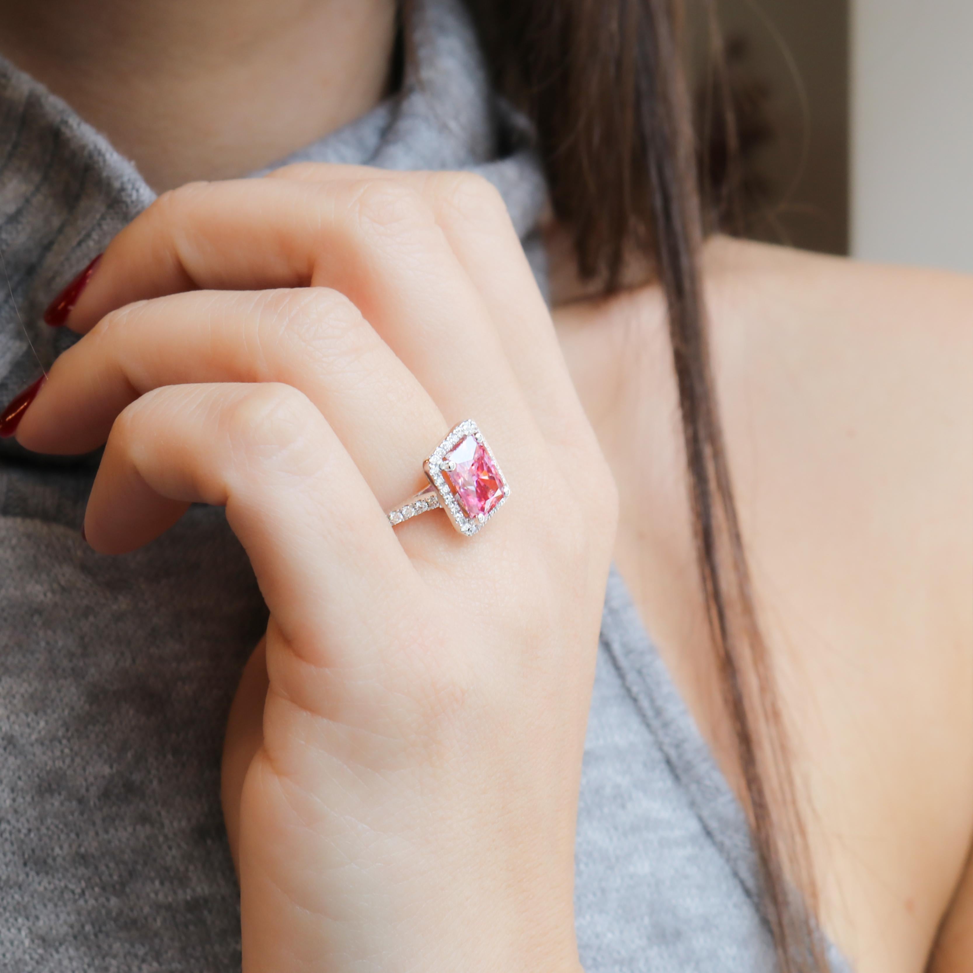 Georgios Collections, bague en or blanc 18 carats avec Moissanite rose et diamants en vente 4