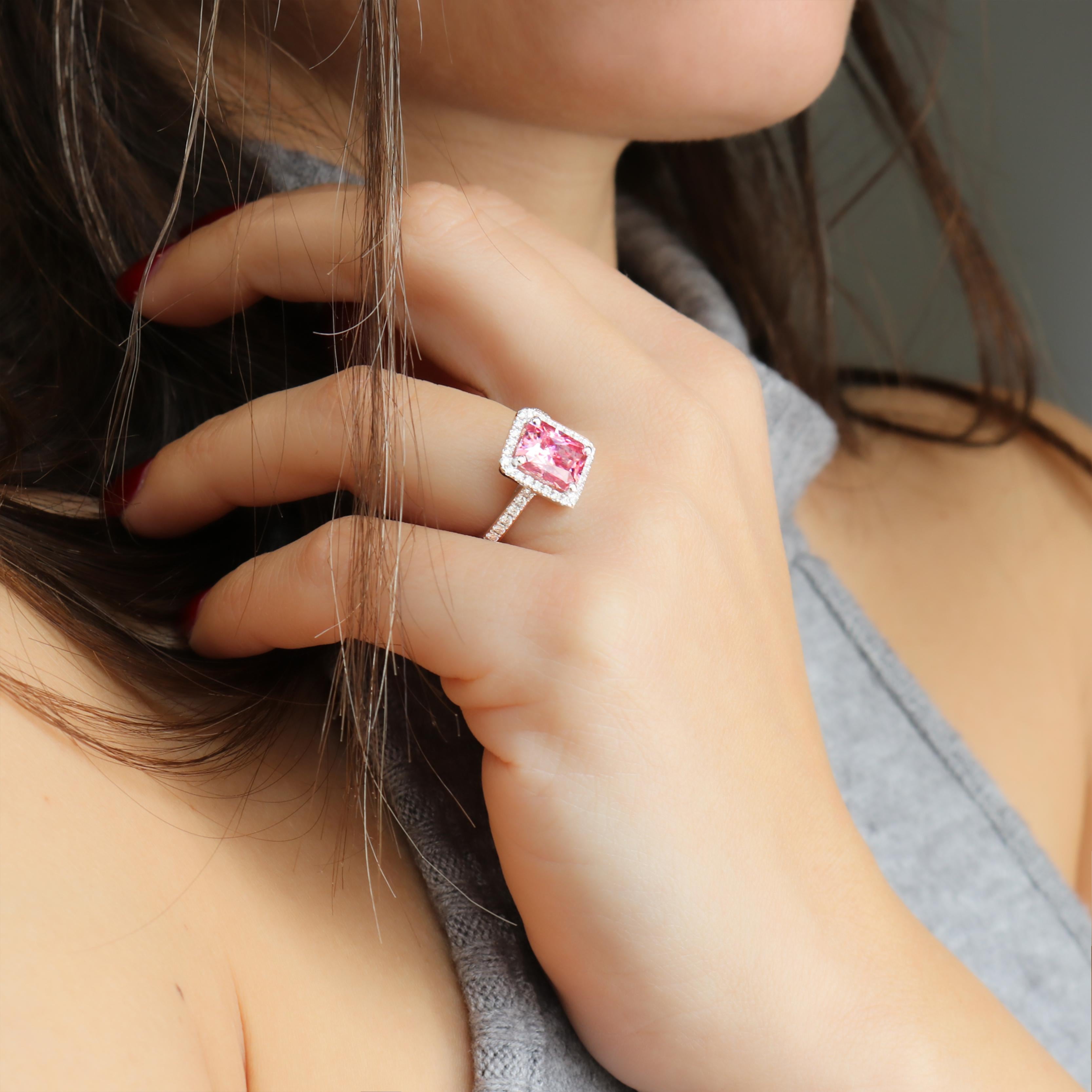 Georgios Collections, bague en or blanc 18 carats avec Moissanite rose et diamants en vente 5