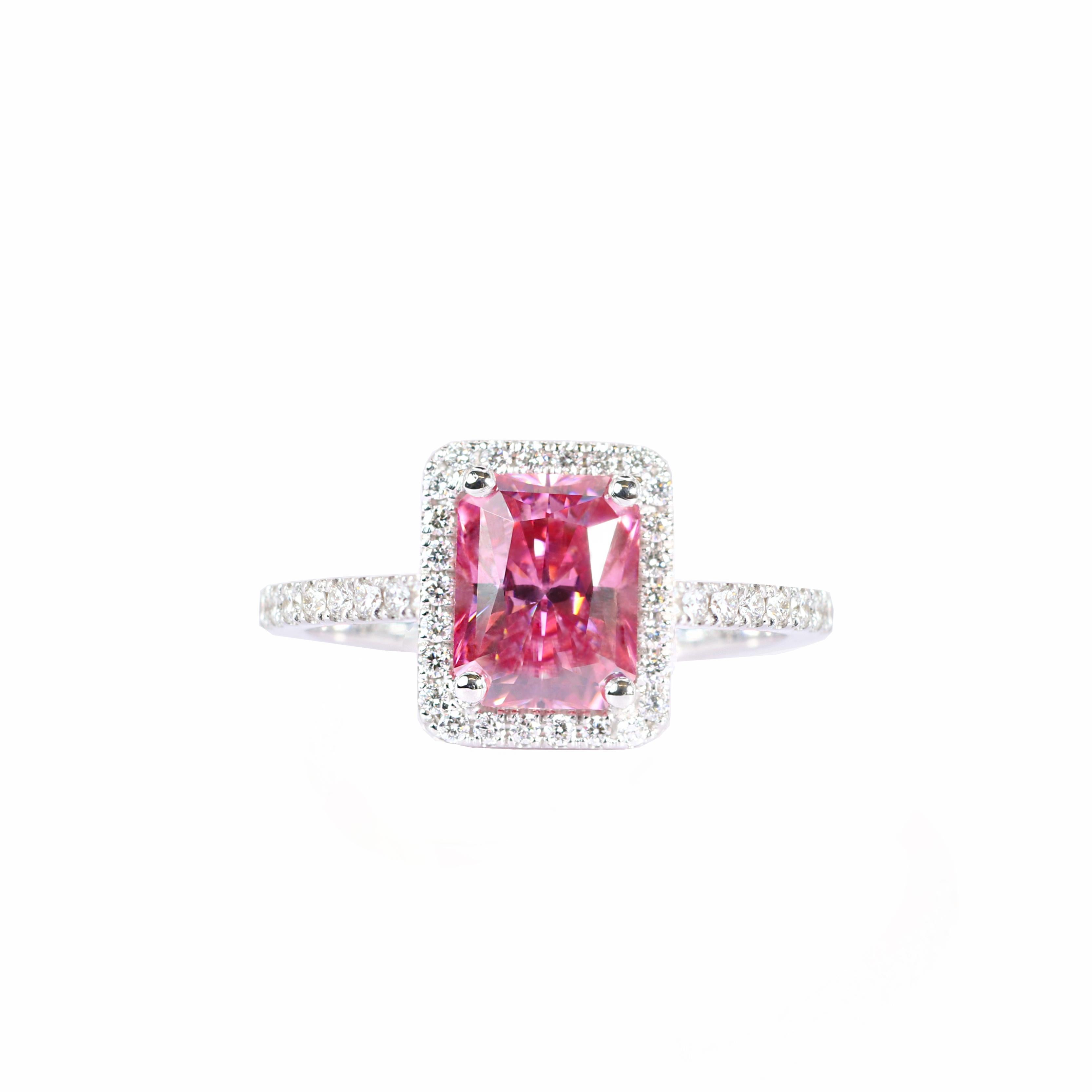 Le designer S.Georgios présente une exquise bague en or blanc 18 carats, avec en son centre une Moissanite taille émeraude de 2,33 carats, encadrée par un éblouissant chaton de diamants blancs, d'un poids total de 0,40 carats. La Moissanite présente