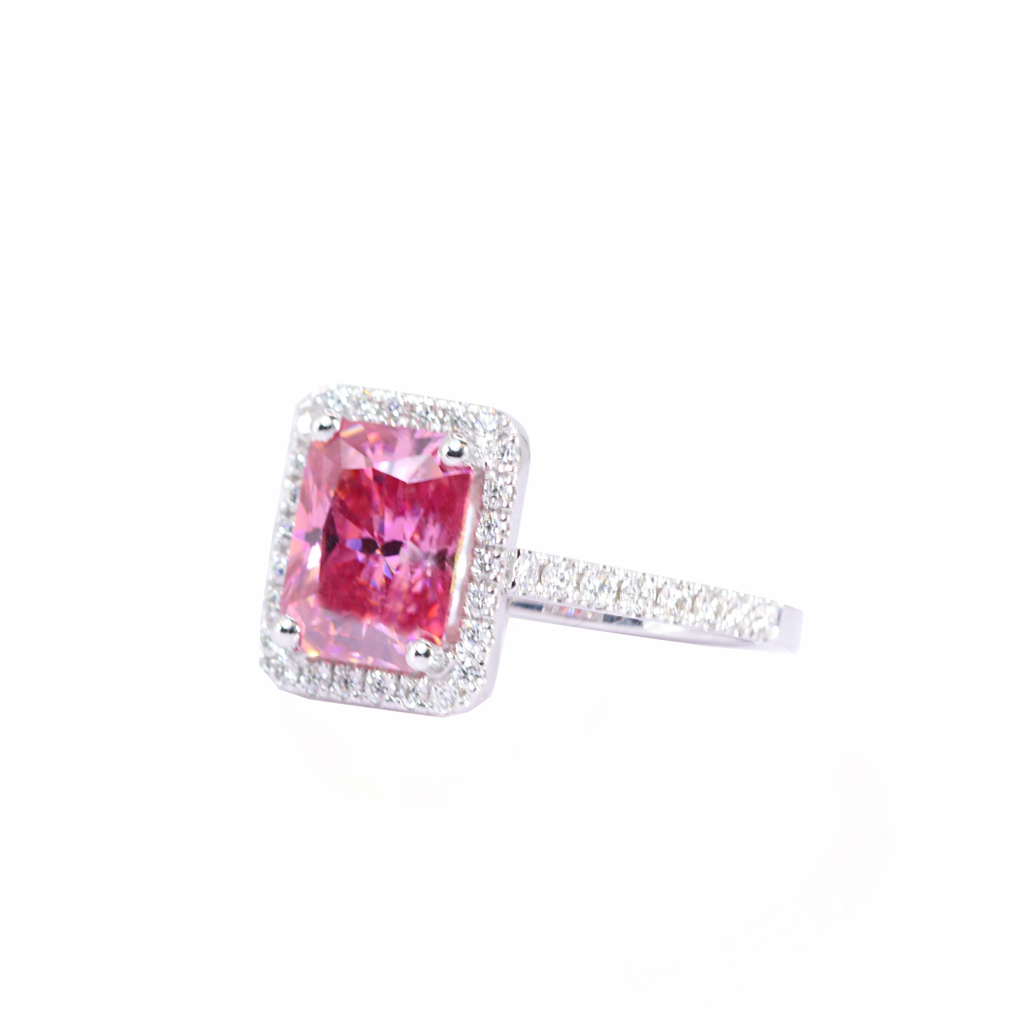 Georgios Collections, bague en or blanc 18 carats avec Moissanite rose et diamants Neuf - En vente à Astoria, NY