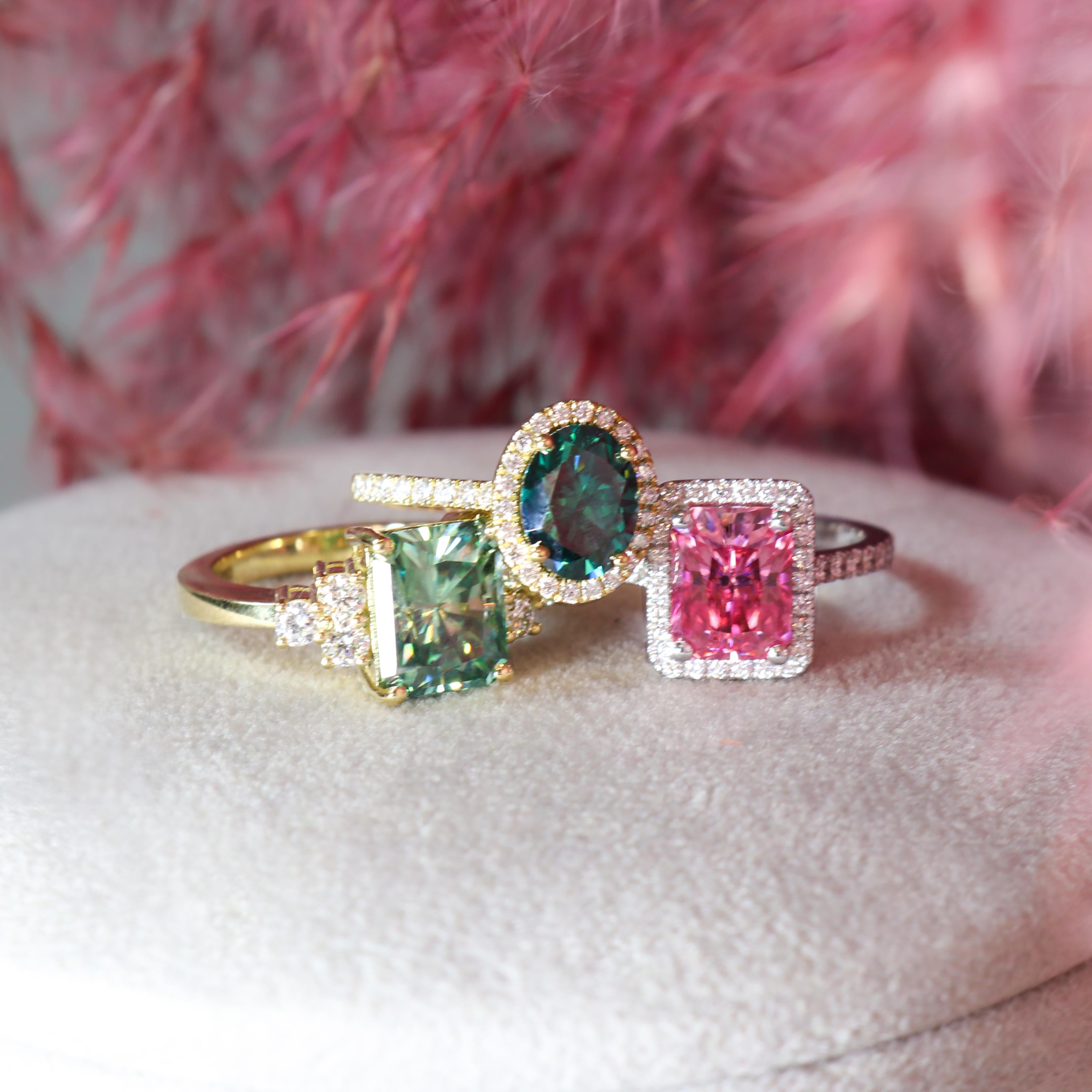 Georgios Collections, bague en or blanc 18 carats avec Moissanite rose et diamants en vente 1