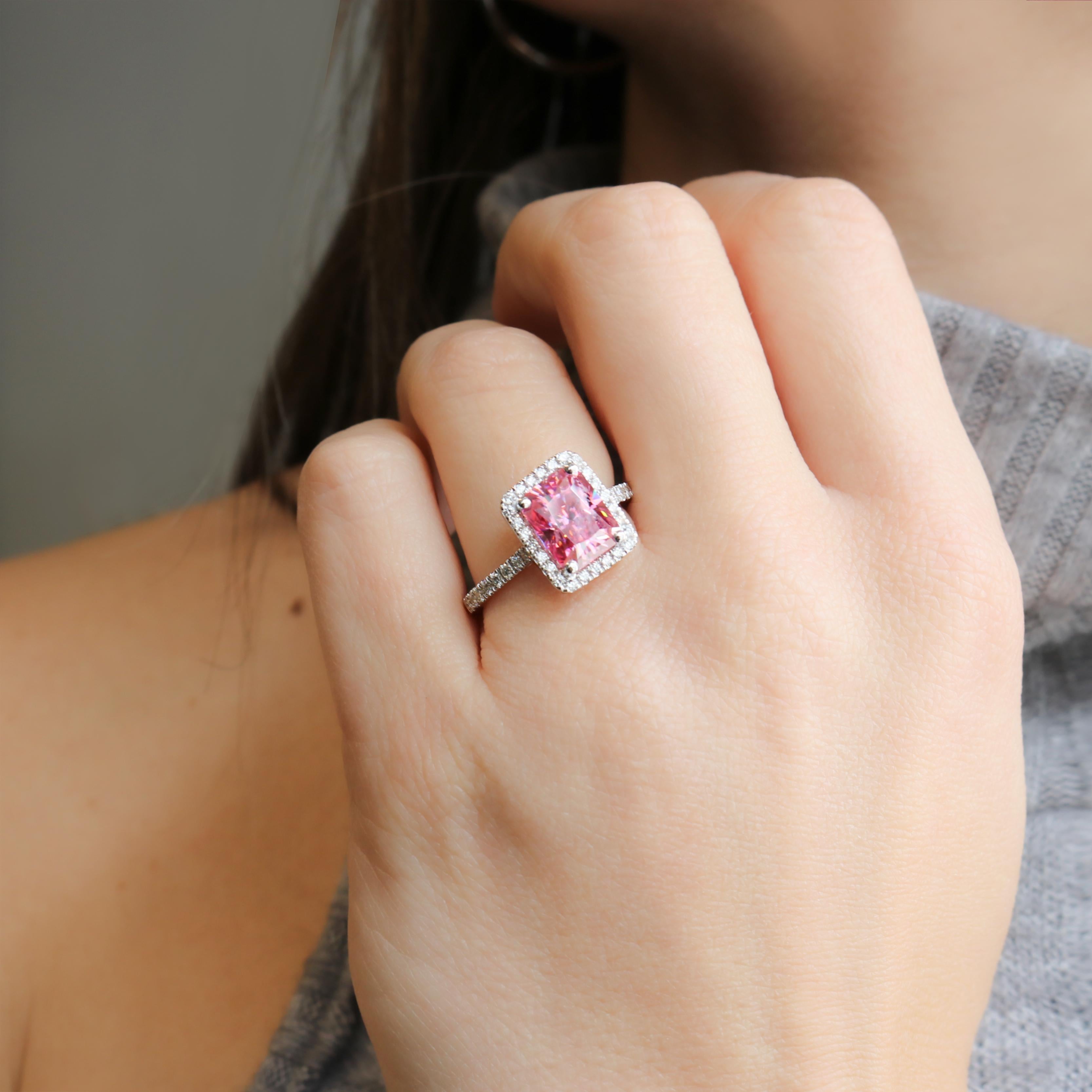 Georgios Collections, bague en or blanc 18 carats avec Moissanite rose et diamants en vente 2