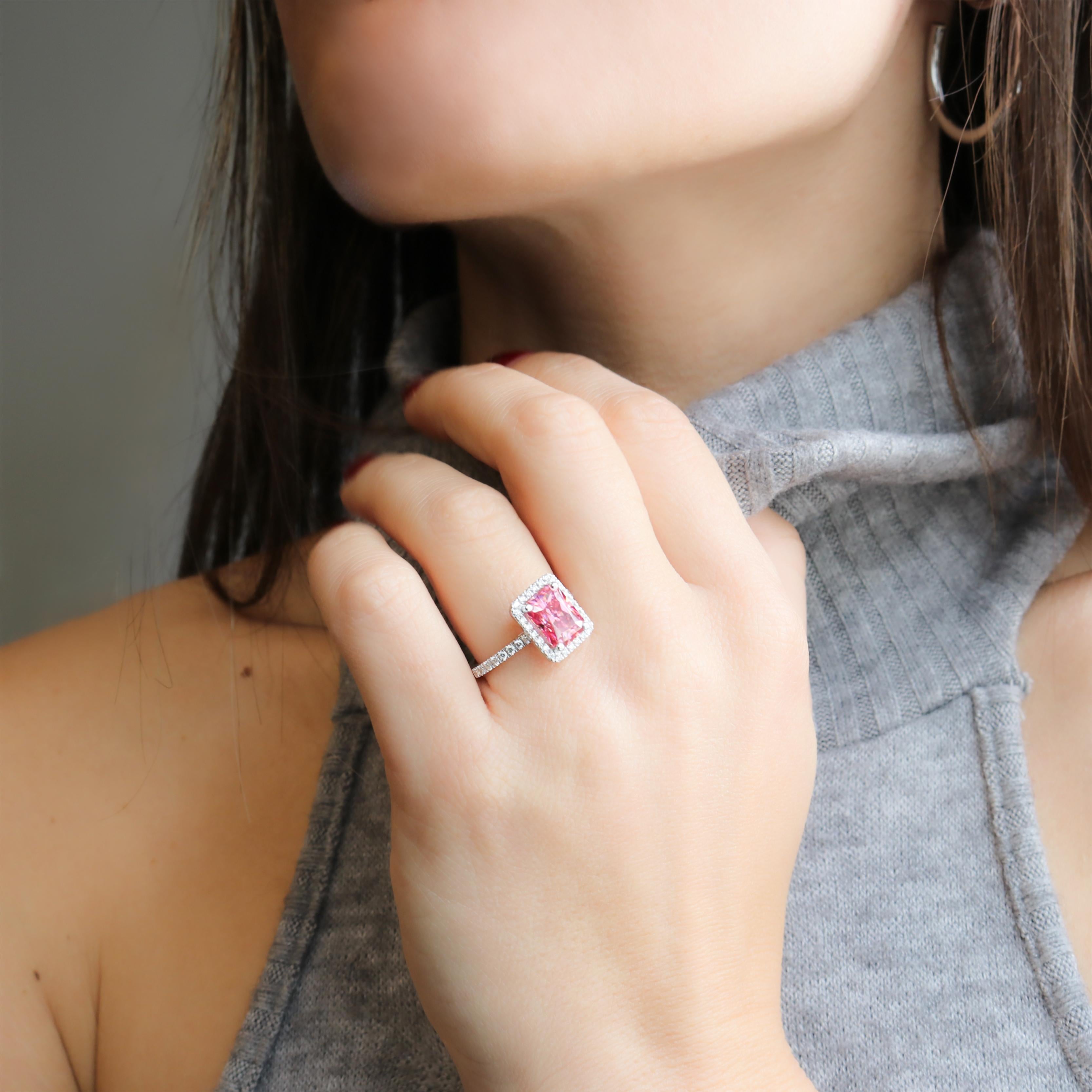 Georgios Collections, bague en or blanc 18 carats avec Moissanite rose et diamants en vente 3