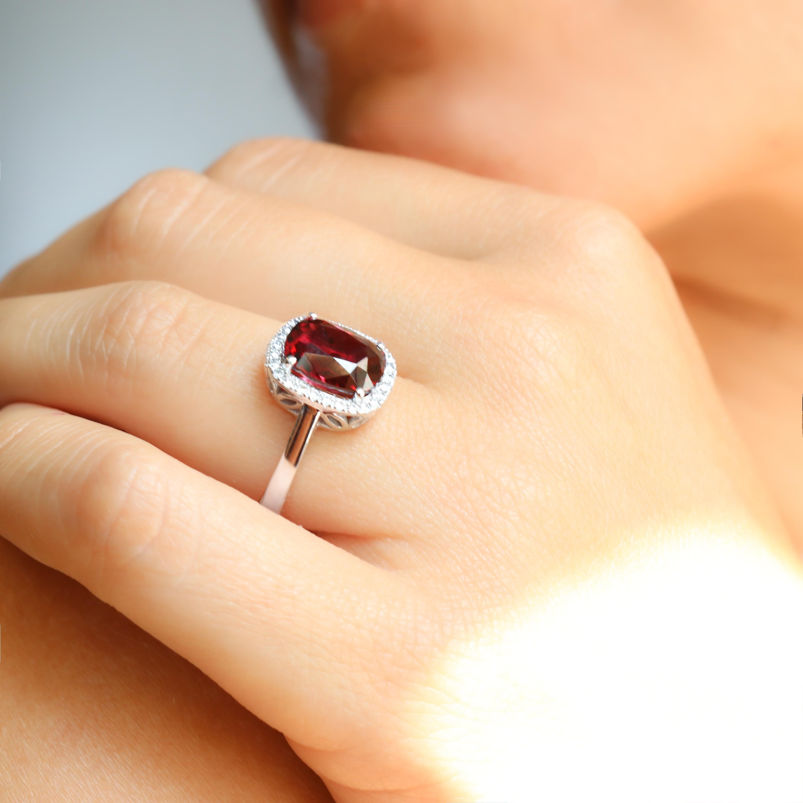 Georgios Kollektionen 18 Karat Weißgold Rhodolith-Ring mit Diamant-Lünette im Angebot 6