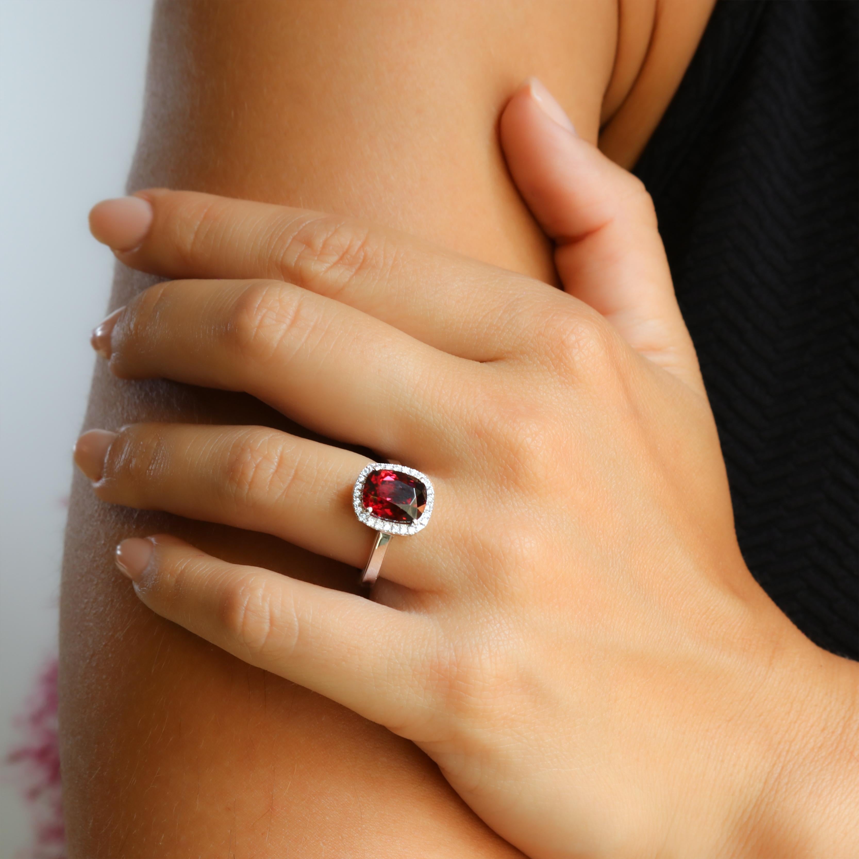 Georgios Kollektionen 18 Karat Weißgold Rhodolith-Ring mit Diamant-Lünette im Angebot 7