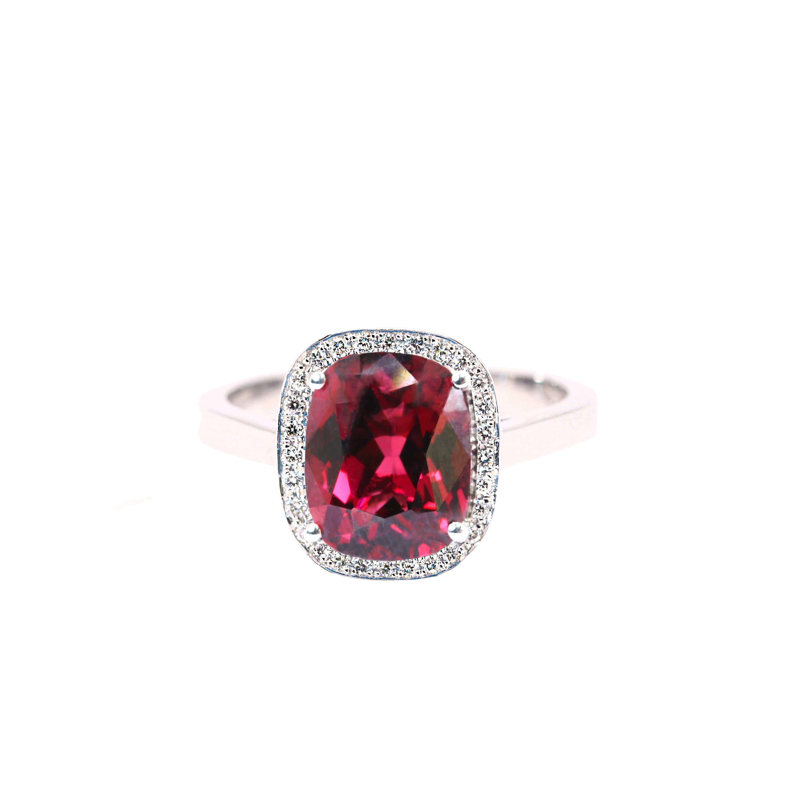 Der Designer S. Georgios präsentiert einen ovalen Rhodolith-Ring mit 4,08 Karat und einer Lünette aus weißen Diamanten mit einem Gesamtgewicht von 0,21 Karat. Dieser schlichte und doch atemberaubende Ring ist aus 18 Karat Weißgold in Athen,