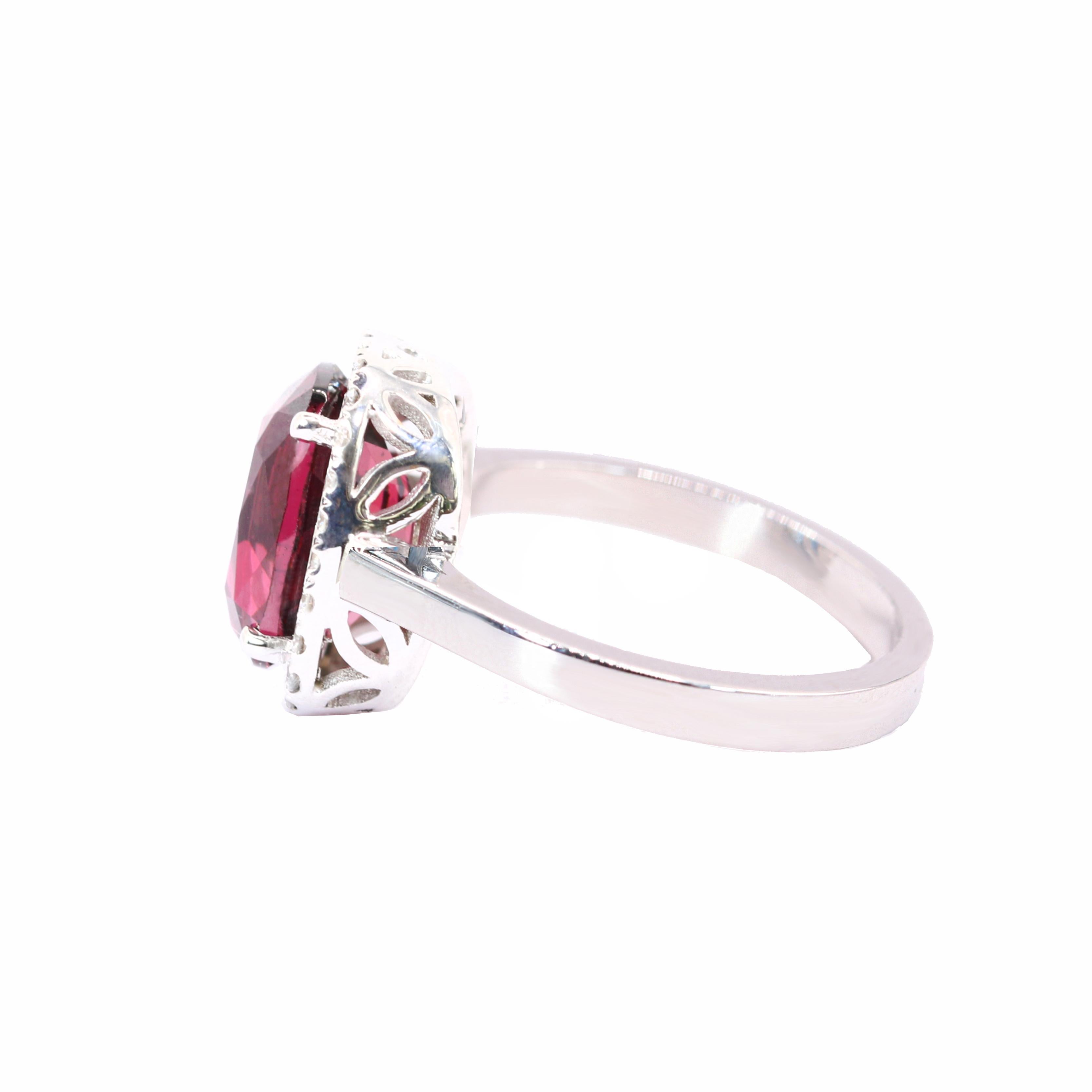Georgios Kollektionen 18 Karat Weißgold Rhodolith-Ring mit Diamant-Lünette (Zeitgenössisch) im Angebot