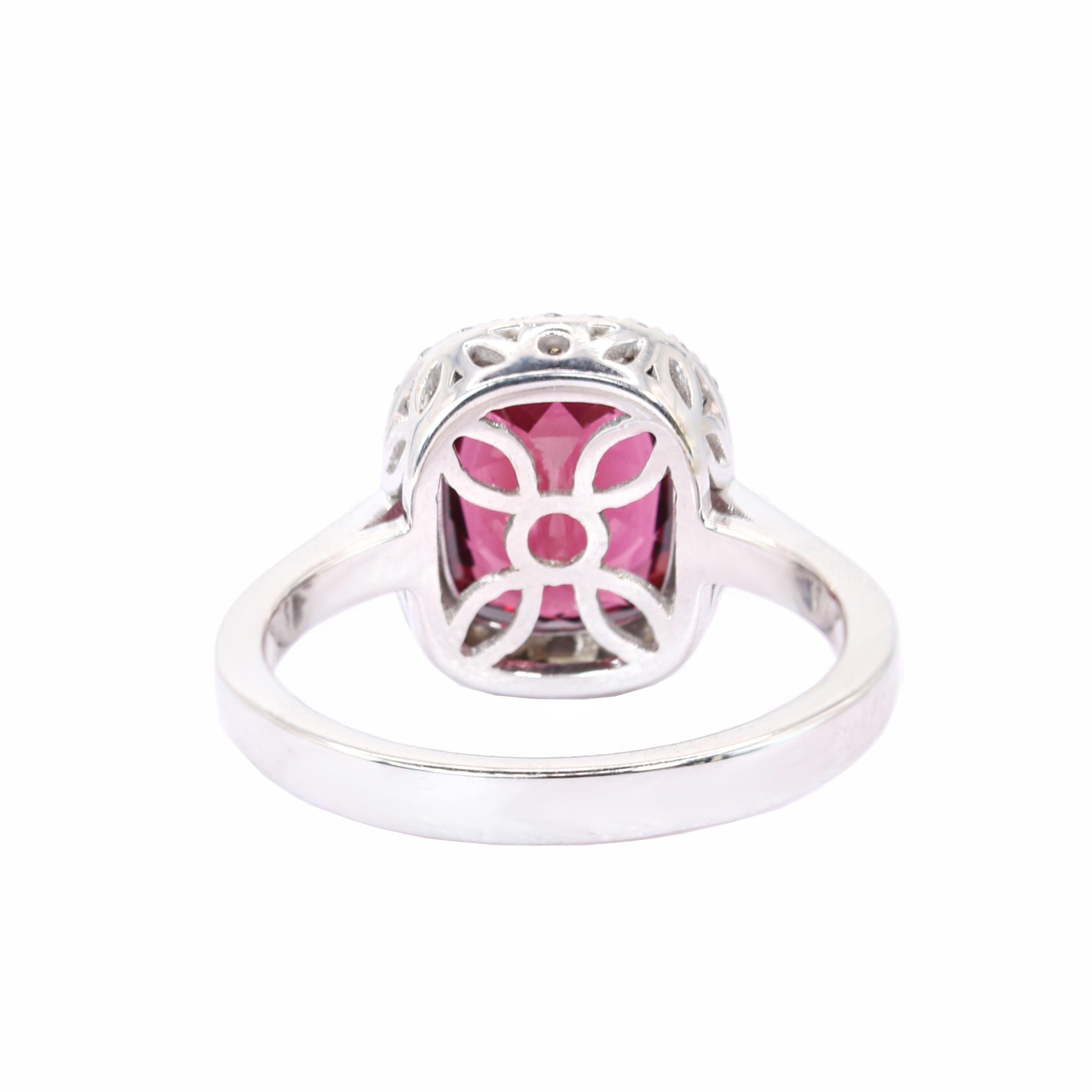 Georgios Kollektionen 18 Karat Weißgold Rhodolith-Ring mit Diamant-Lünette (Ovalschliff) im Angebot