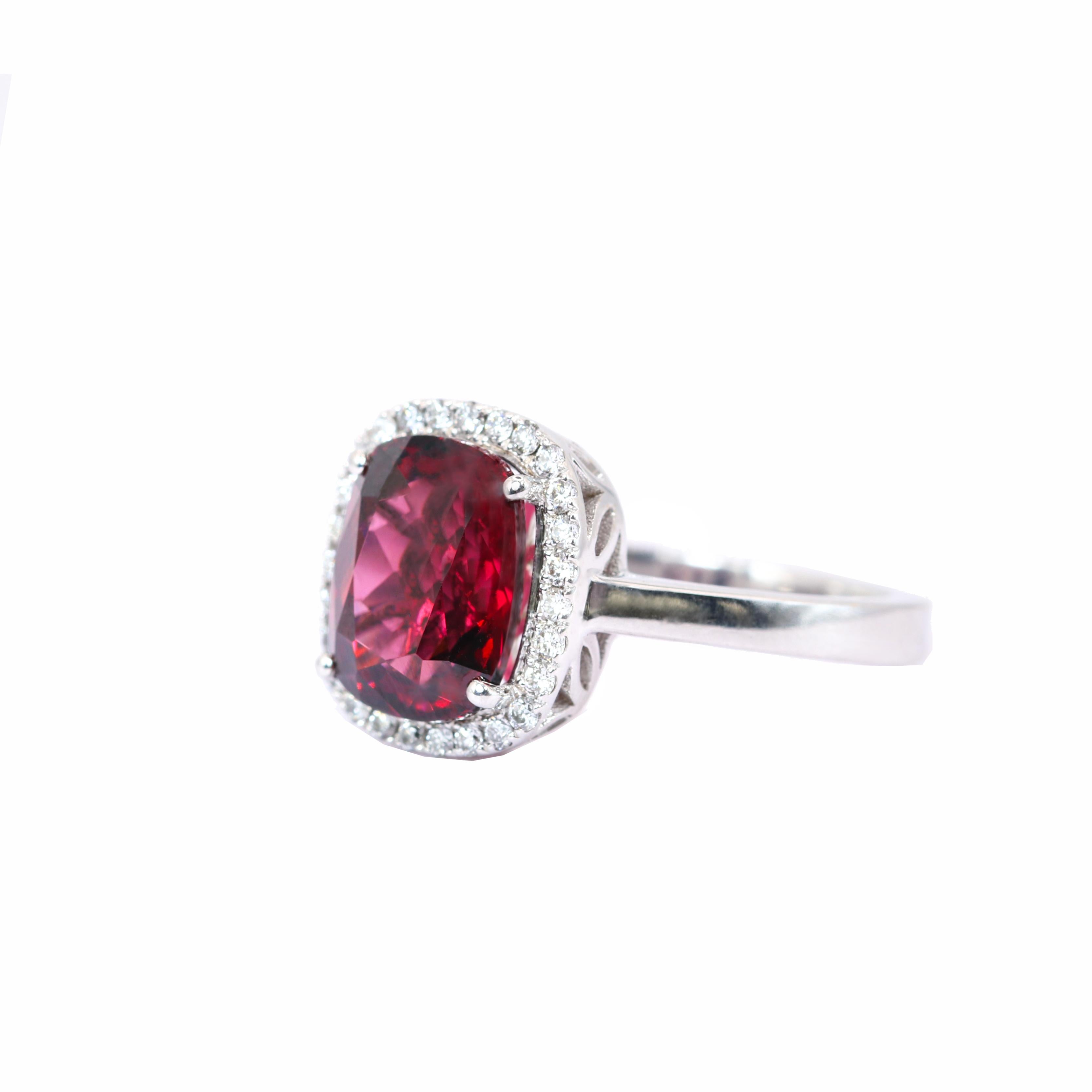 Georgios Kollektionen 18 Karat Weißgold Rhodolith-Ring mit Diamant-Lünette im Zustand „Neu“ im Angebot in Astoria, NY